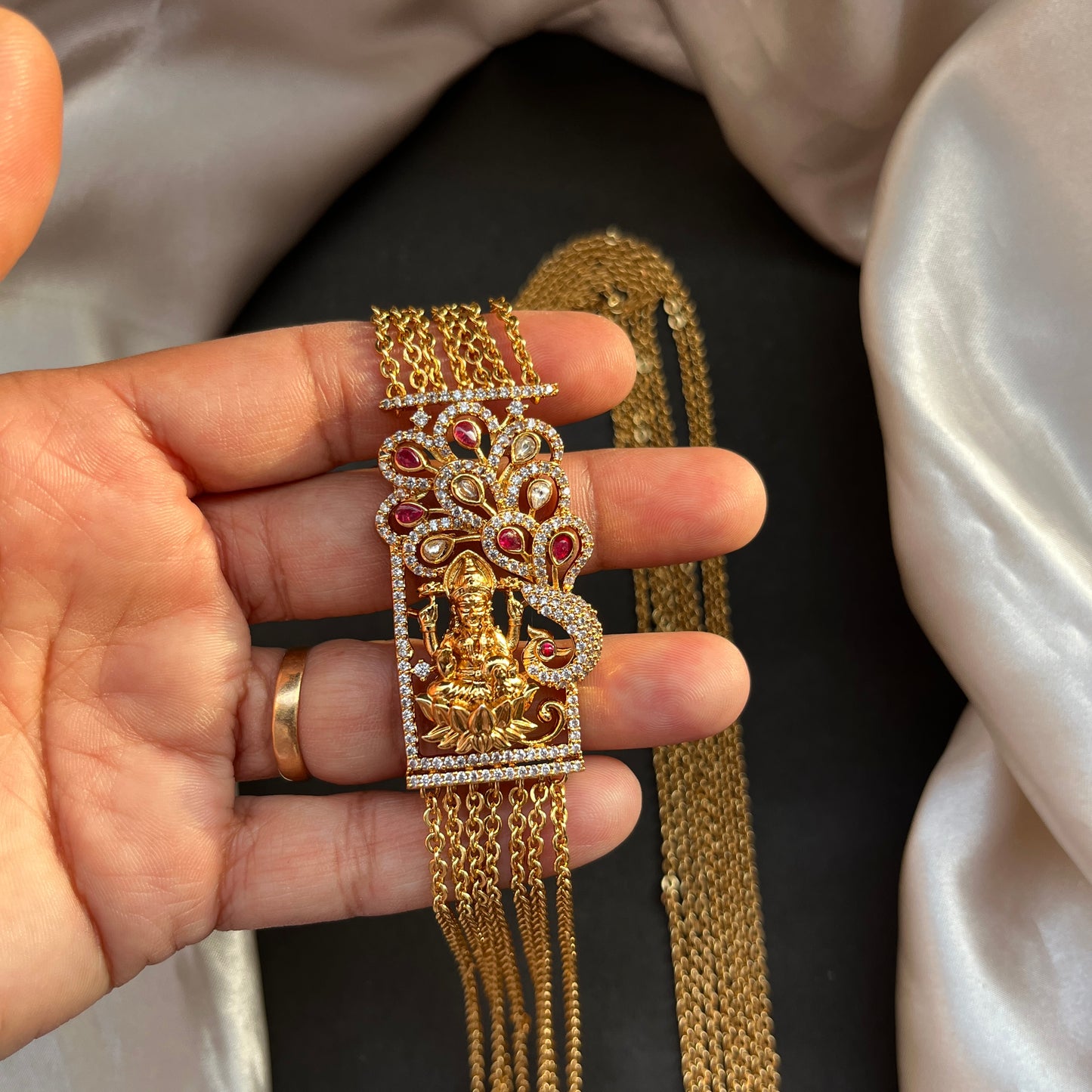 Gold look alike necklace set with matching earrings β traditional bridal imitation jewelry,Traditional gold tone necklace set β imitation kundan jewelry for festive and