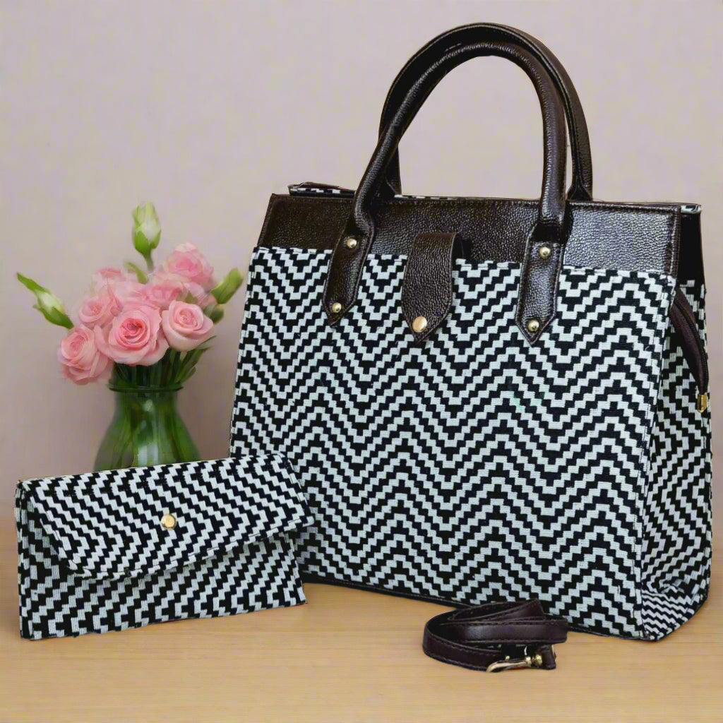 #tasimport #fashionblogger #tasselempang #instagood #fashionista #tascewek #like #sale #travel #instagram #design #handmadebag #tasbranded #bagaddict #clutchbag #bagsforsale #dompet #newcollection #beg #tascantik #jualtas #gift #madeinitaly #slingbagmurah #onlineshop #bagshop #travelbag #louisvuitton #lv #outfit