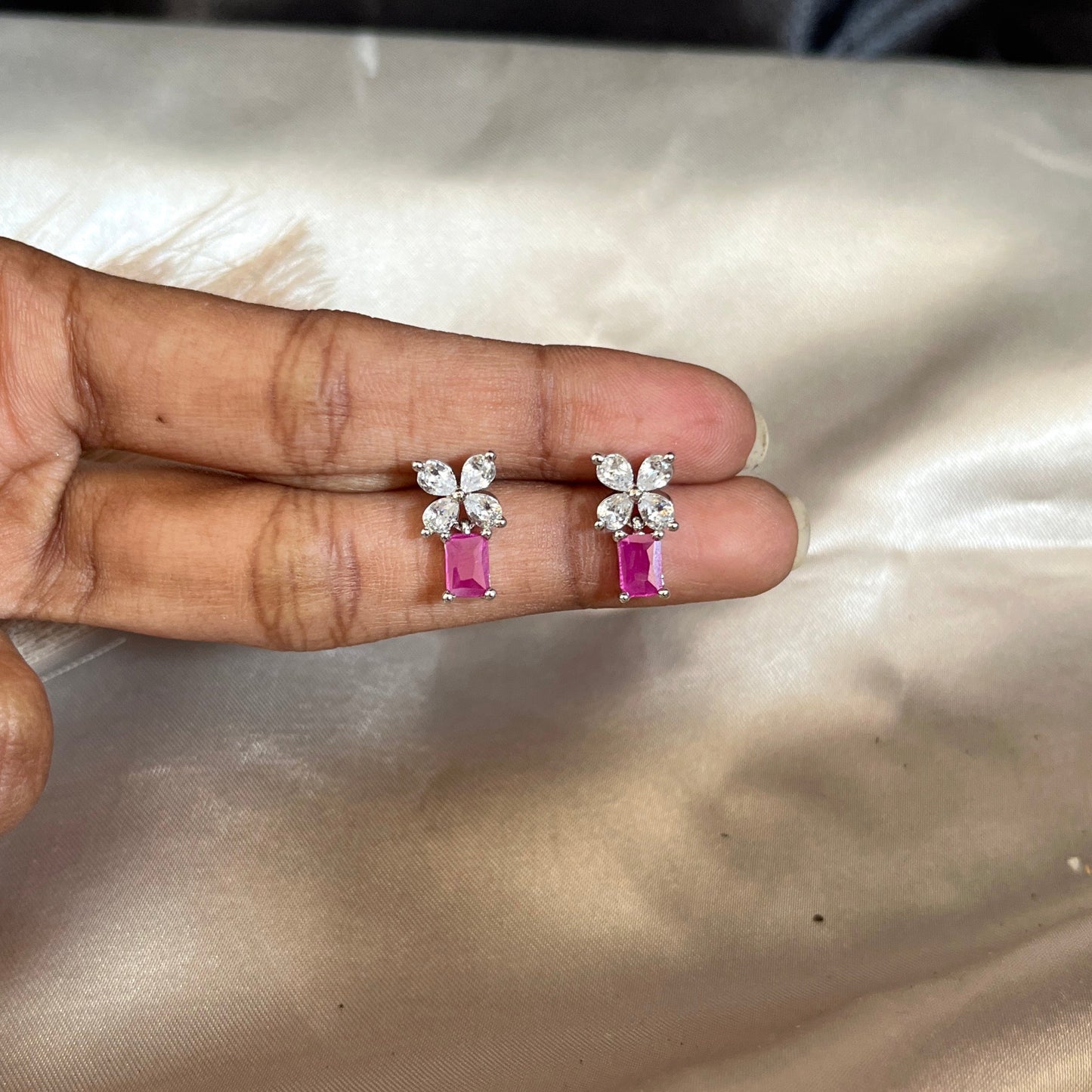 #diamondearrings #diamonds #diamond #diamondring #diamondnecklace #diamondjewelry #earrings #jewelry #diamondjewellery #jewellery #gold #diamondrings #finejewelry