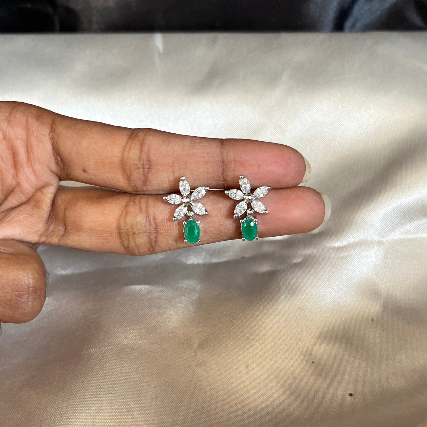 #diamondearrings #diamonds #diamond #diamondring #diamondnecklace #diamondjewelry #earrings #jewelry #diamondjewellery #jewellery #gold #diamondrings #finejewelry