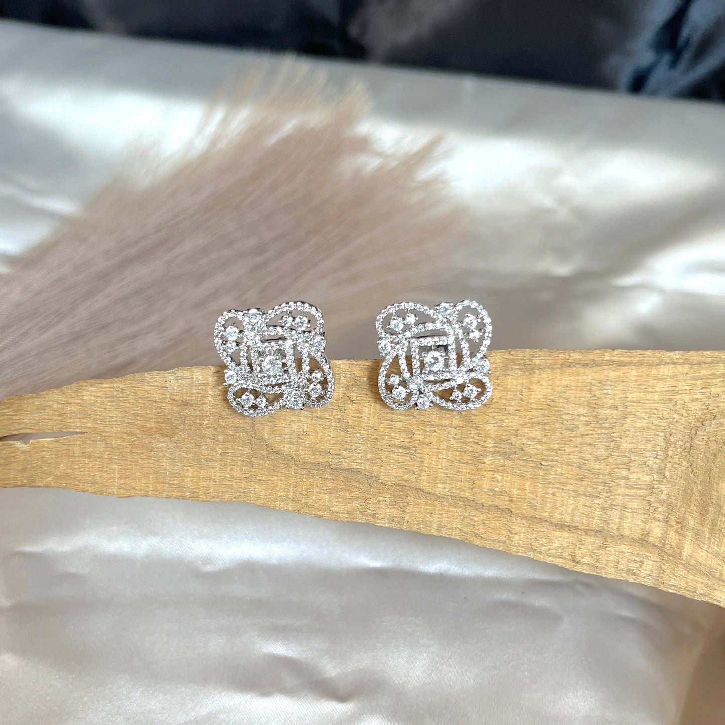 #diamondearrings #diamonds #diamond #diamondring #diamondnecklace #diamondjewelry #earrings #jewelry #diamondjewellery #jewellery #gold #diamondrings #finejewelry