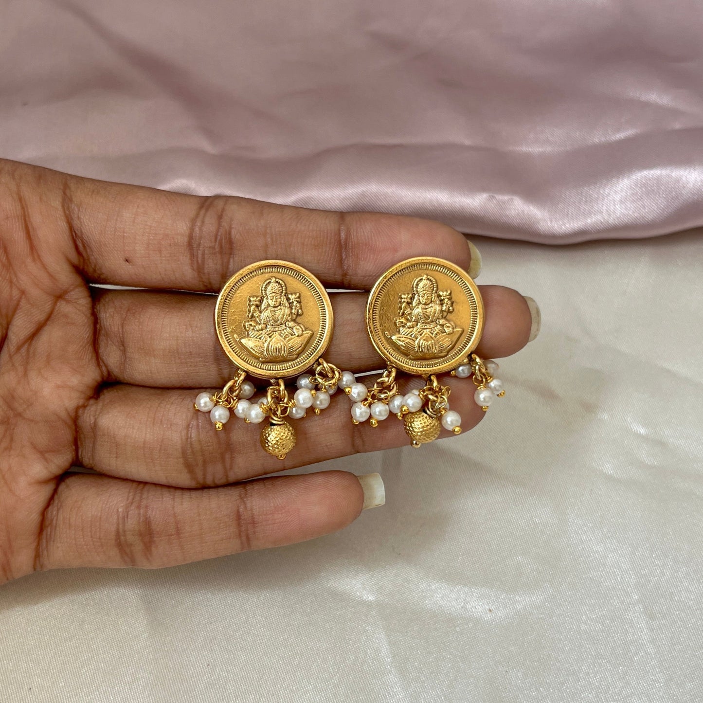 #templejewellery #meenakarijewellery #silverjewellery #chandbali #kempjewellery #fashionjewellery #oxidizedjewelry #trendy #mumbai #onlinejewellery #fashionblogger #imitationjewellery #chennaijewellery #jumka #india #bridaljewellery #indianaccessories #kemp #freeshipping #oxidized #antiquejewelry #templejewelry #bangles #celebrityjewellery #jhumki #love #aaram #dancejewelry #oxidizejewellery #silveralike