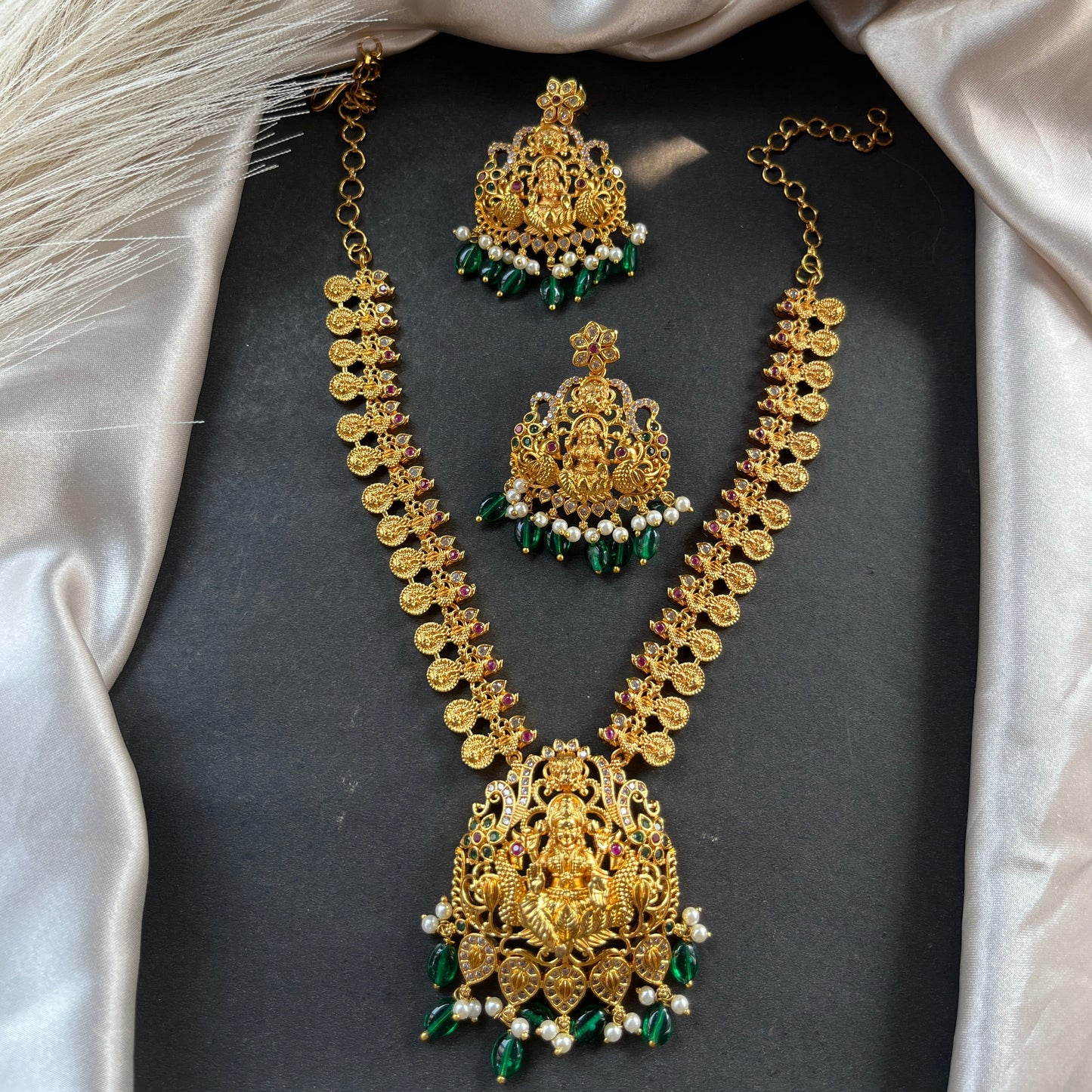 #onegram #bridaljewellery #onegramjewellery #destination #onlineshopping #onegramgold #accessories #jewellery #onegramgoldjewellery #nosepin #indianjewellery #rajwadijewellery #instagood #rajasthanijewellery #maharashtra #traditionaljewellery #instagram #mattjewellery #functionjewellery #maharastrainjewelery #bangles #kolhapurijewellery #partywearjewellery #mangalsutardesigns #insta #southjewellery #india #weddingjewellery #earrings #telangana