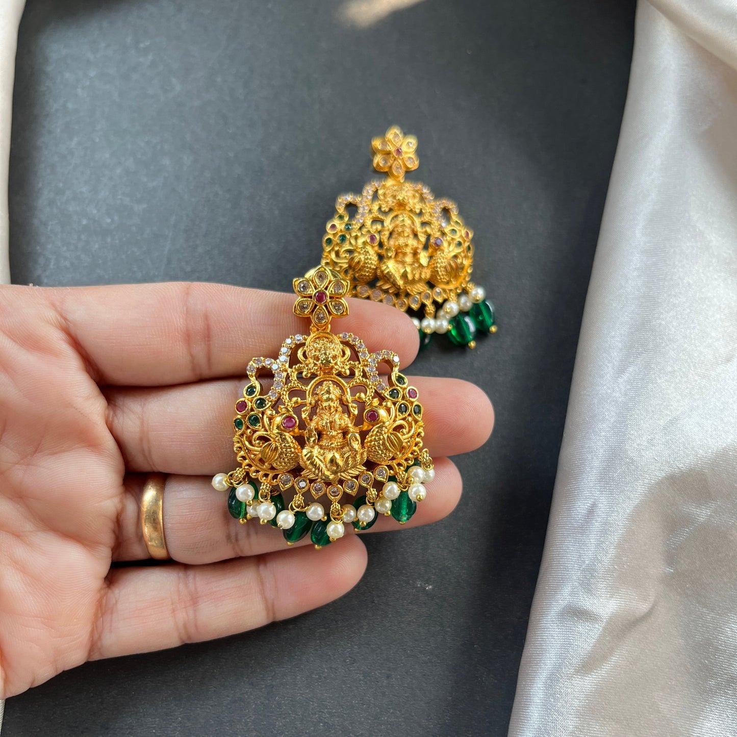 #onegram #bridaljewellery #onegramjewellery #destination #onlineshopping #onegramgold #accessories #jewellery #onegramgoldjewellery #nosepin #indianjewellery #rajwadijewellery #instagood #rajasthanijewellery #maharashtra #traditionaljewellery #instagram #mattjewellery #functionjewellery #maharastrainjewelery #bangles #kolhapurijewellery #partywearjewellery #mangalsutardesigns #insta #southjewellery #india #weddingjewellery #earrings #telangana