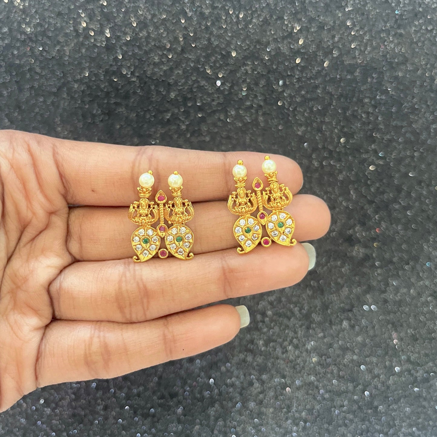 #onegram #bridaljewellery #onegramjewellery #destination #onlineshopping #onegramgold #accessories #jewellery #onegramgoldjewellery #nosepin #indianjewellery #rajwadijewellery #instagood #rajasthanijewellery #maharashtra #traditionaljewellery #instagram #mattjewellery #functionjewellery #maharastrainjewelery #bangles #kolhapurijewellery #partywearjewellery #mangalsutardesigns #insta #southjewellery #india #weddingjewellery #earrings #telangana