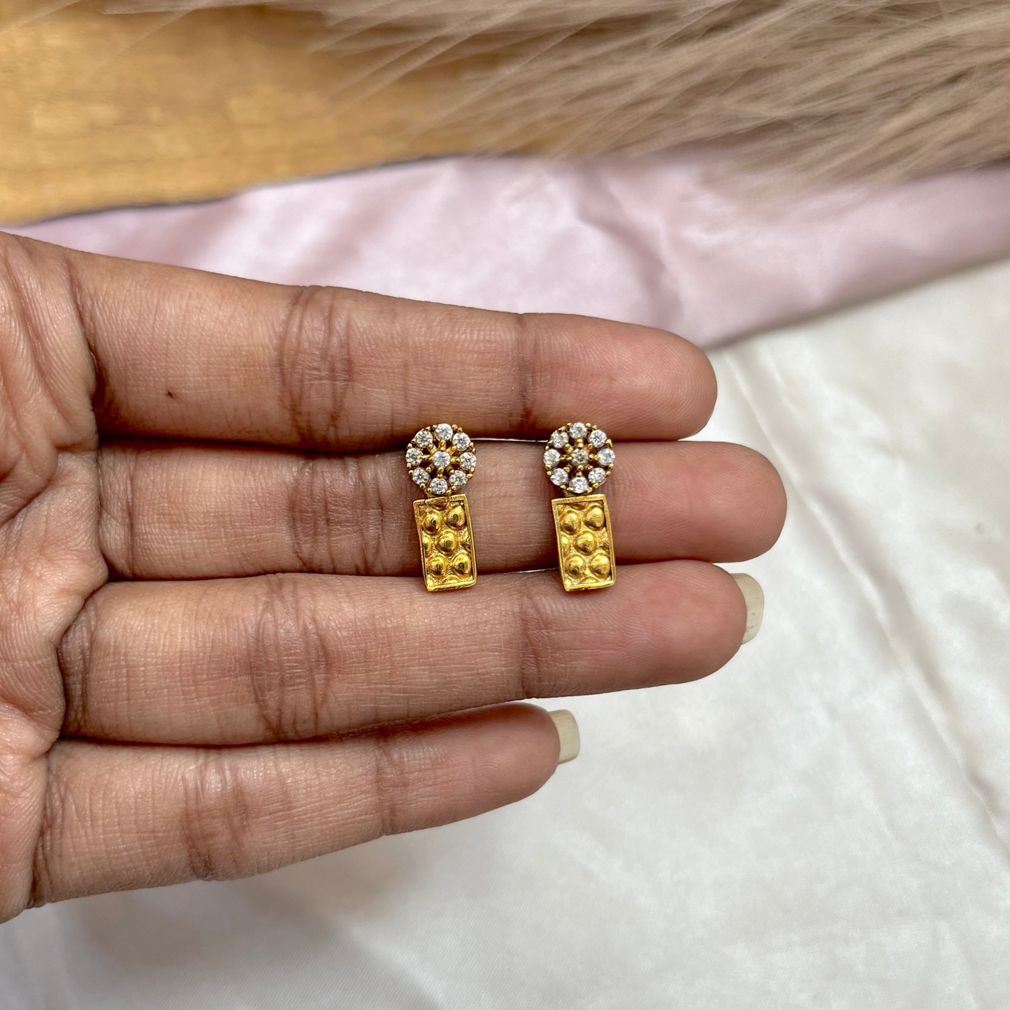 #onegram #bridaljewellery #onegramjewellery #destination #onlineshopping #onegramgold #accessories #jewellery #onegramgoldjewellery #nosepin #indianjewellery #rajwadijewellery #instagood #rajasthanijewellery #maharashtra #traditionaljewellery #instagram #mattjewellery #functionjewellery #maharastrainjewelery #bangles #kolhapurijewellery #partywearjewellery #mangalsutardesigns #insta #southjewellery #india #weddingjewellery #earrings #telangana