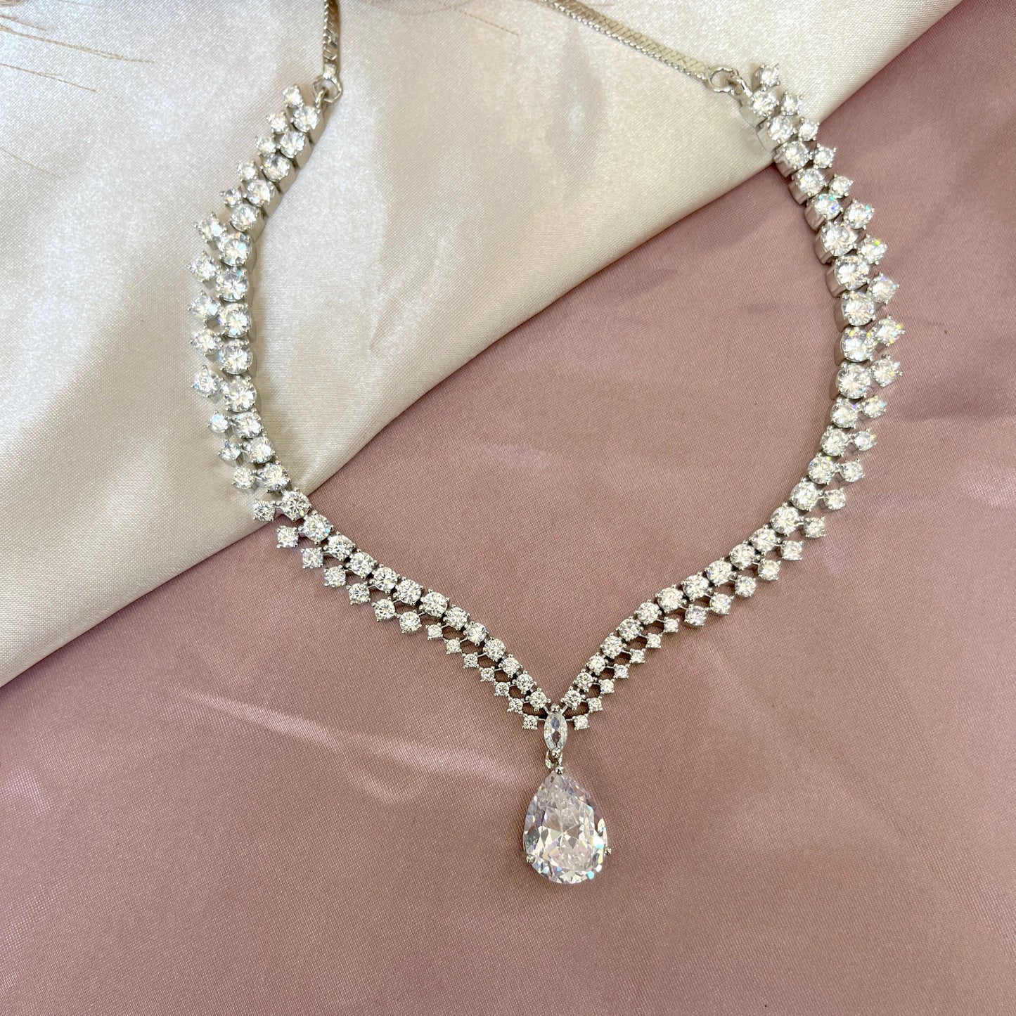 #diamondearrings #diamonds #diamond #diamondring #diamondnecklace #diamondjewelry #earrings #jewelry #diamondjewellery #jewellery #gold #diamondrings #finejewelry