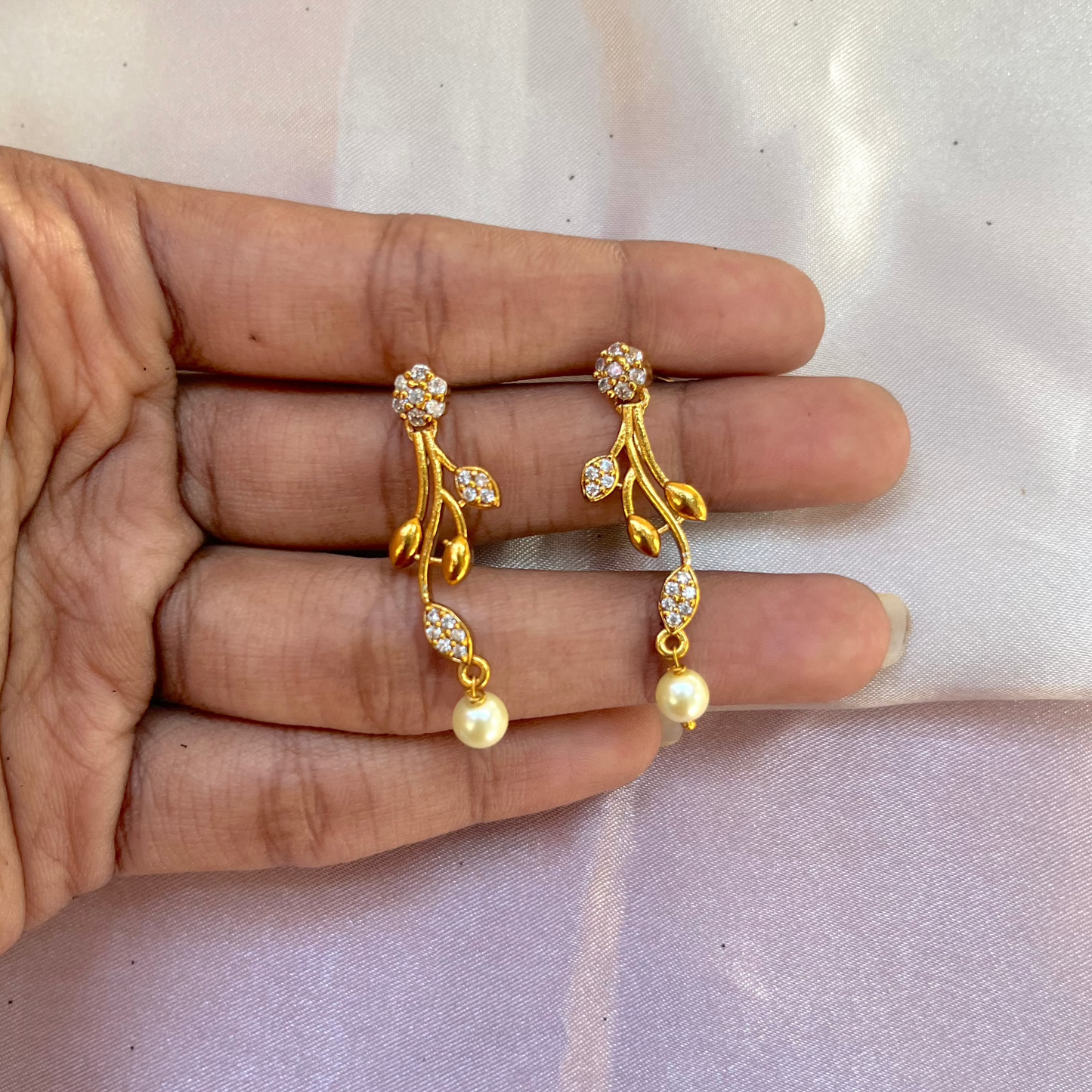 #onegram #bridaljewellery #onegramjewellery #destination #onlineshopping #onegramgold #accessories #jewellery #onegramgoldjewellery #nosepin #indianjewellery #rajwadijewellery #instagood #rajasthanijewellery #maharashtra #traditionaljewellery #instagram #mattjewellery #functionjewellery #maharastrainjewelery #bangles #kolhapurijewellery #partywearjewellery #mangalsutardesigns #insta #southjewellery #india #weddingjewellery #earrings #telangana