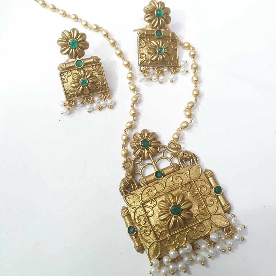 #templejewellery #meenakarijewellery #silverjewellery #chandbali #kempjewellery #fashionjewellery #oxidizedjewelry #trendy #mumbai #onlinejewellery #fashionblogger #imitationjewellery #chennaijewellery #jumka #india #bridaljewellery #indianaccessories #kemp #freeshipping #oxidized #antiquejewelry #templejewelry #bangles #celebrityjewellery #jhumki #love #aaram #dancejewelry #oxidizejewellery #silveralike#BlackBeads#Mangalsutra