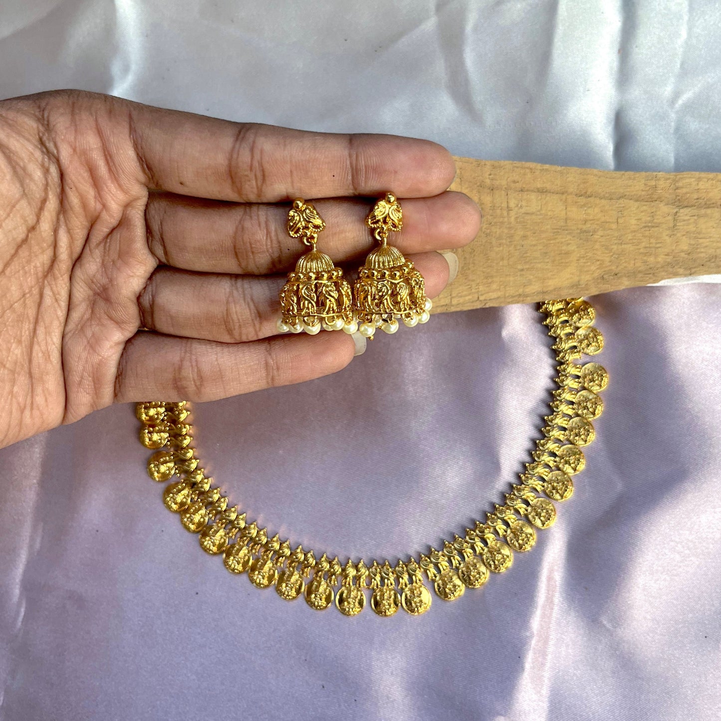 #onegram #bridaljewellery #onegramjewellery #destination #onlineshopping #onegramgold #accessories #jewellery #onegramgoldjewellery #nosepin #indianjewellery #rajwadijewellery #instagood #rajasthanijewellery #maharashtra #traditionaljewellery #instagram #mattjewellery #functionjewellery #maharastrainjewelery #bangles #kolhapurijewellery #partywearjewellery #mangalsutardesigns #insta #southjewellery #india #weddingjewellery #earrings #telangana