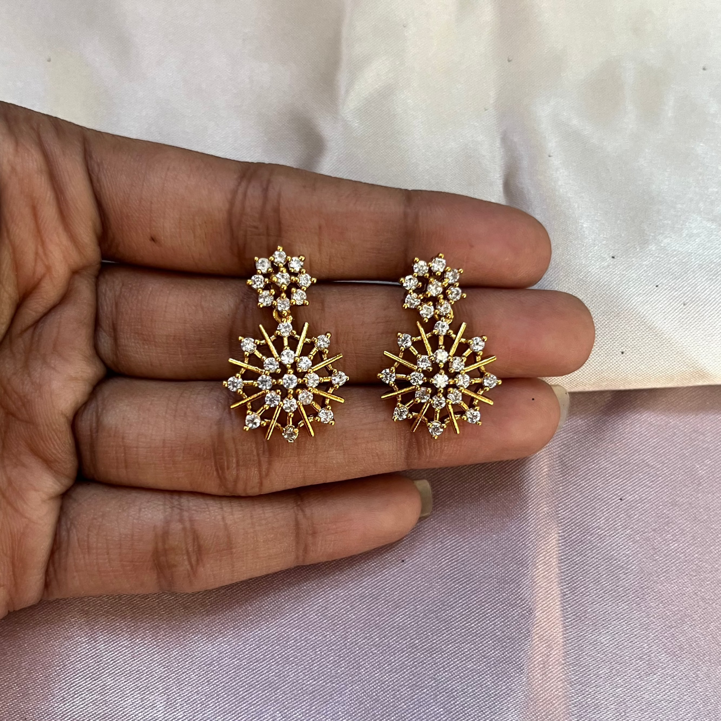 #onegram #bridaljewellery #onegramjewellery #destination #onlineshopping #onegramgold #accessories #jewellery #onegramgoldjewellery #nosepin #indianjewellery #rajwadijewellery #instagood #rajasthanijewellery #maharashtra #traditionaljewellery #instagram #mattjewellery #functionjewellery #maharastrainjewelery #bangles #kolhapurijewellery #partywearjewellery #mangalsutardesigns #insta #southjewellery #india #weddingjewellery #earrings #telangana