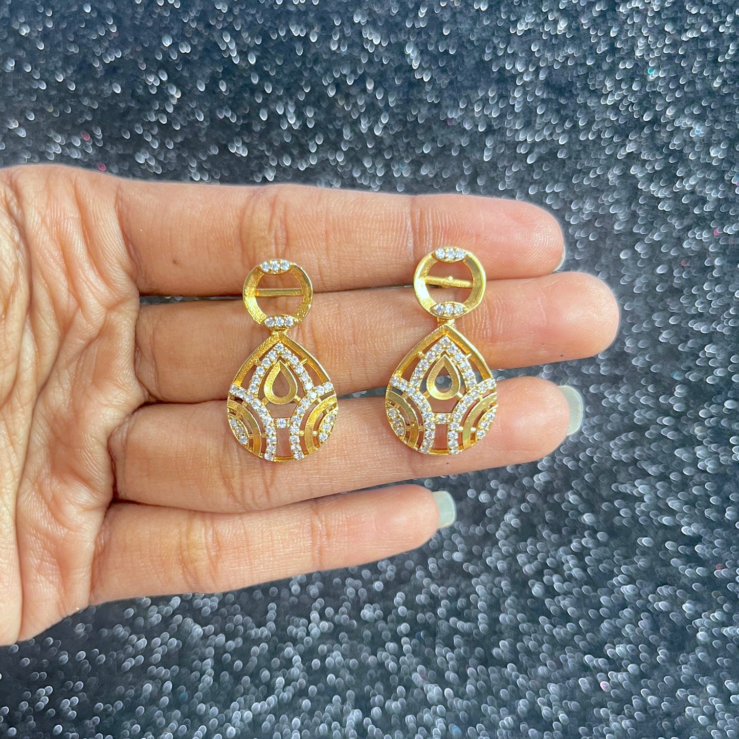 #onegram #bridaljewellery #onegramjewellery #destination #onlineshopping #onegramgold #accessories #jewellery #onegramgoldjewellery #nosepin #indianjewellery #rajwadijewellery #instagood #rajasthanijewellery #maharashtra #traditionaljewellery #instagram #mattjewellery #functionjewellery #maharastrainjewelery #bangles #kolhapurijewellery #partywearjewellery #mangalsutardesigns #insta #southjewellery #india #weddingjewellery #earrings #telangana