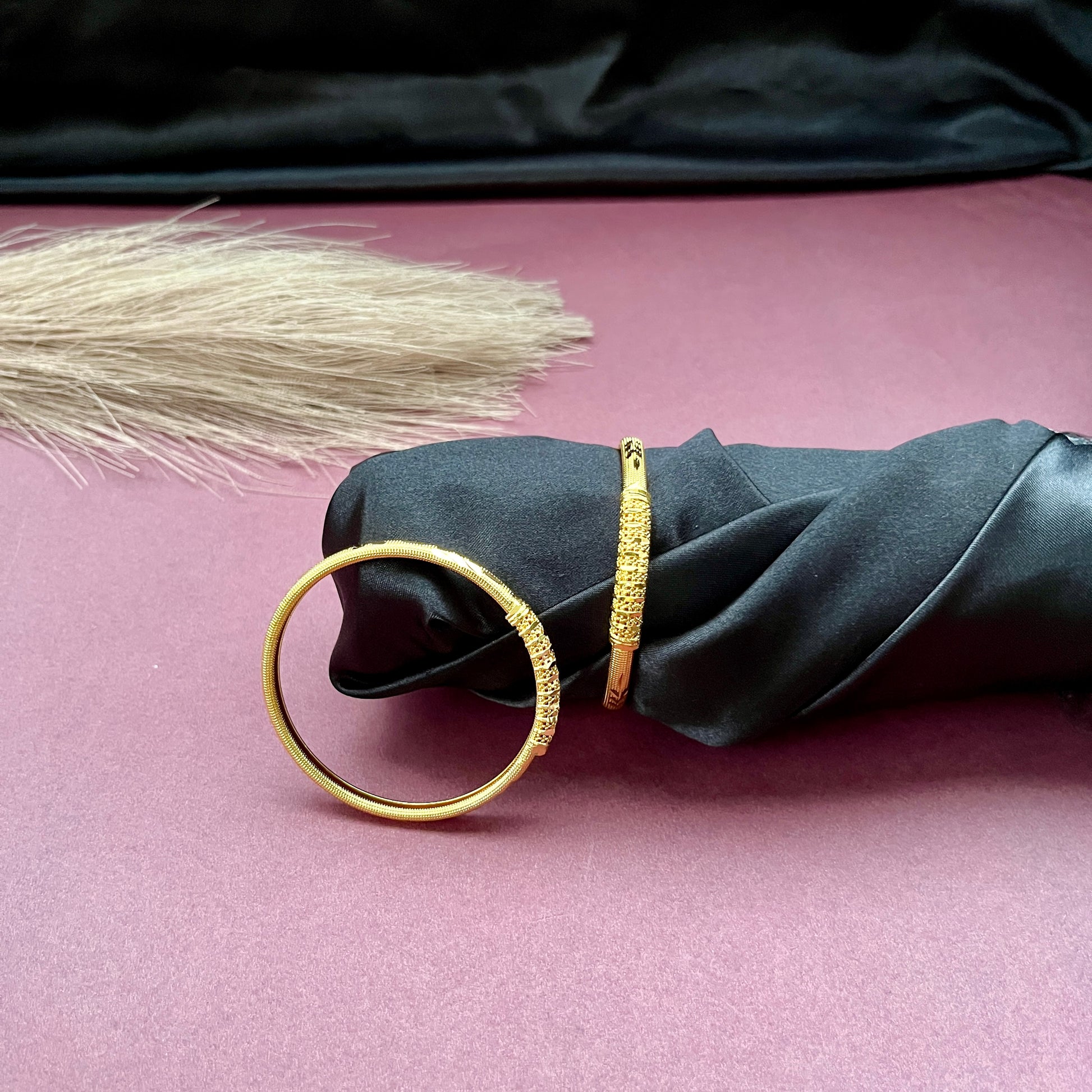 
Gold look alike,Imitation jewelry,Bridal / party wear,Openable / antique / temple design,Artificial bangles