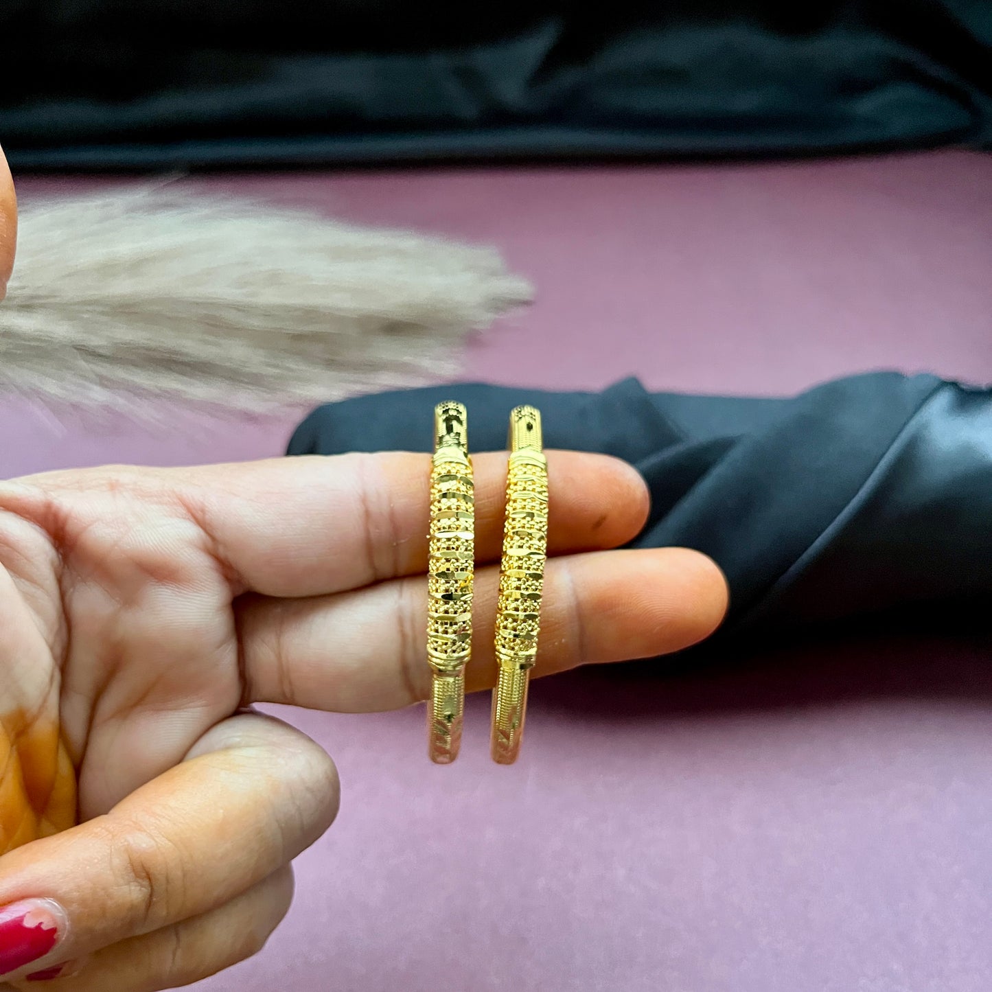 
Gold look alike,Imitation jewelry,Bridal / party wear,Openable / antique / temple design,Artificial bangles