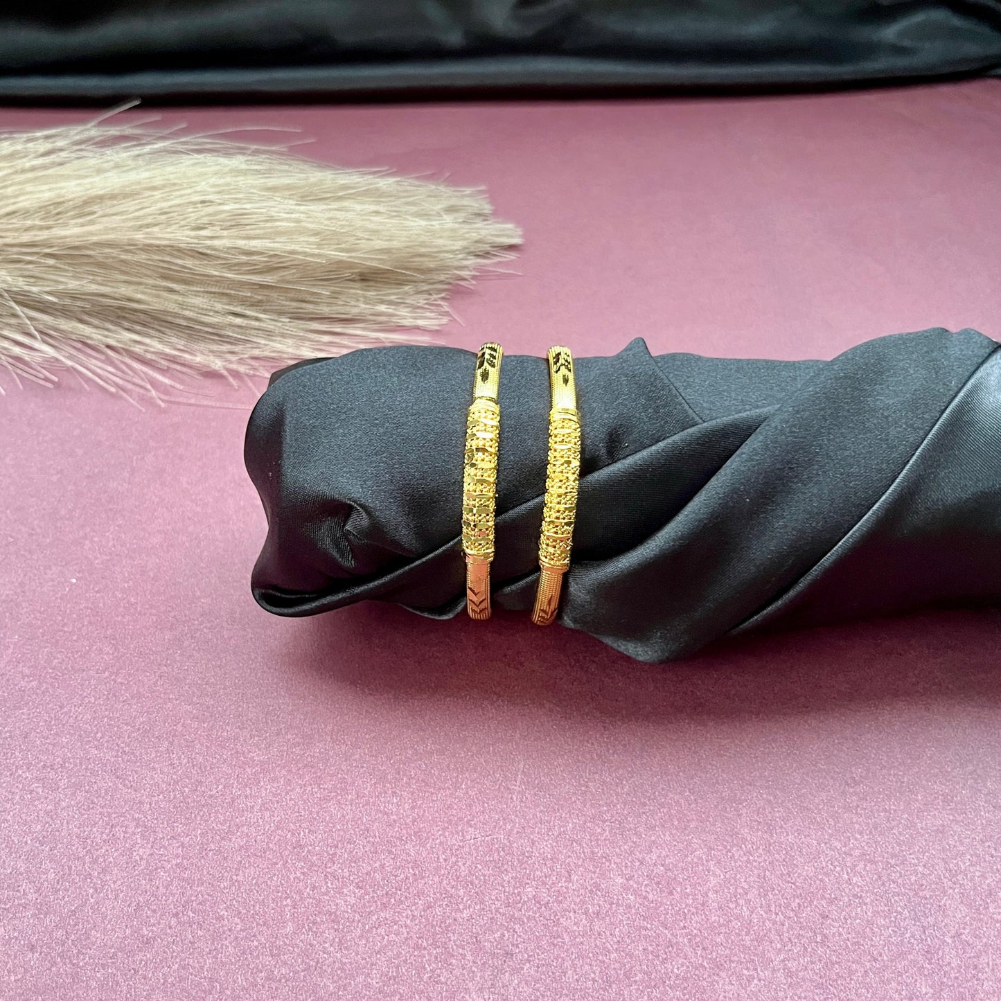 
Gold look alike,Imitation jewelry,Bridal / party wear,Openable / antique / temple design,Artificial bangles