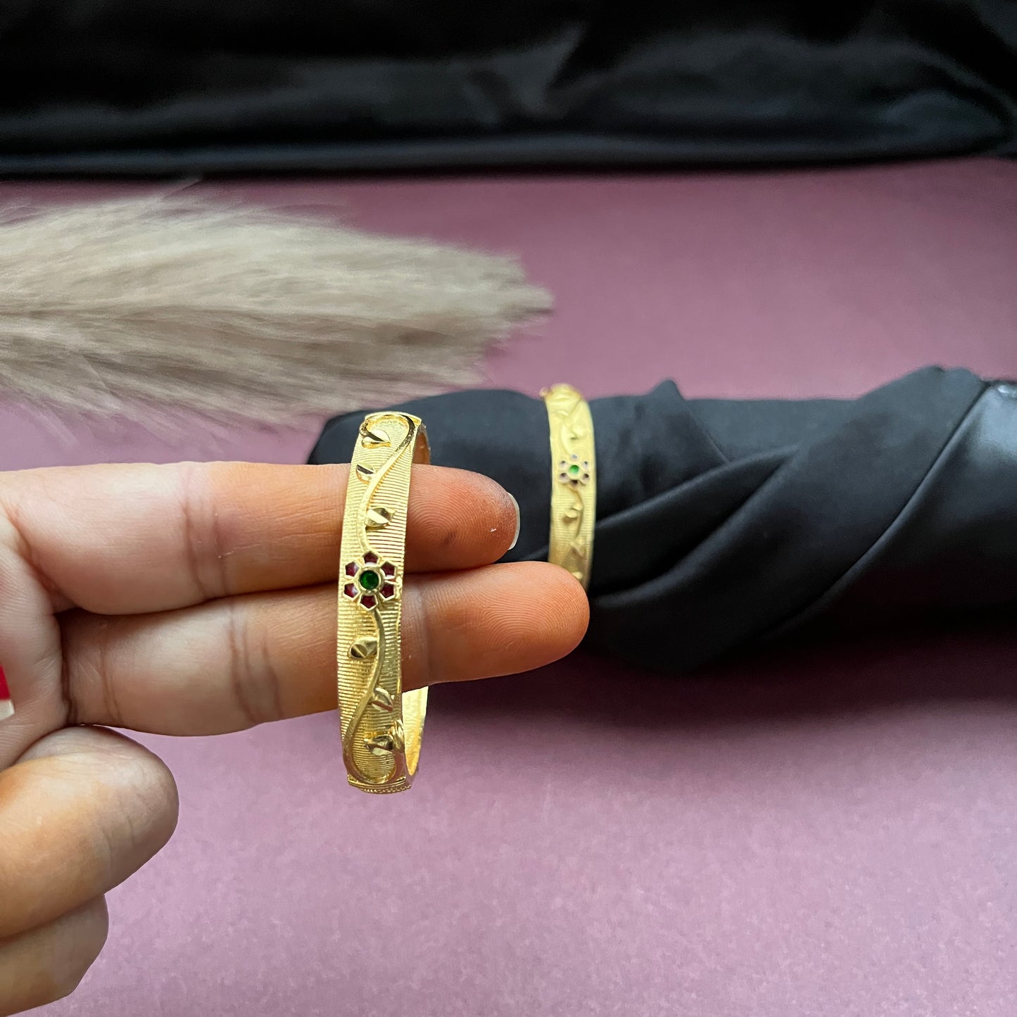 
Gold look alike,Imitation jewelry,Bridal / party wear,Openable / antique / temple design,Artificial bangles