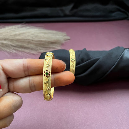 
Gold look alike,Imitation jewelry,Bridal / party wear,Openable / antique / temple design,Artificial bangles