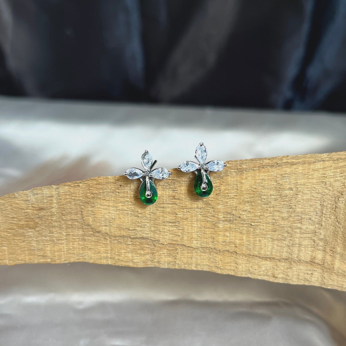 #diamondearrings #diamonds #diamond #diamondring #diamondnecklace #diamondjewelry #earrings #jewelry #diamondjewellery #jewellery #gold #diamondrings #finejewelry 