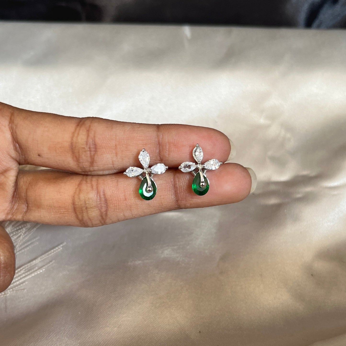 #diamondearrings #diamonds #diamond #diamondring #diamondnecklace #diamondjewelry #earrings #jewelry #diamondjewellery #jewellery #gold #diamondrings #finejewelry 