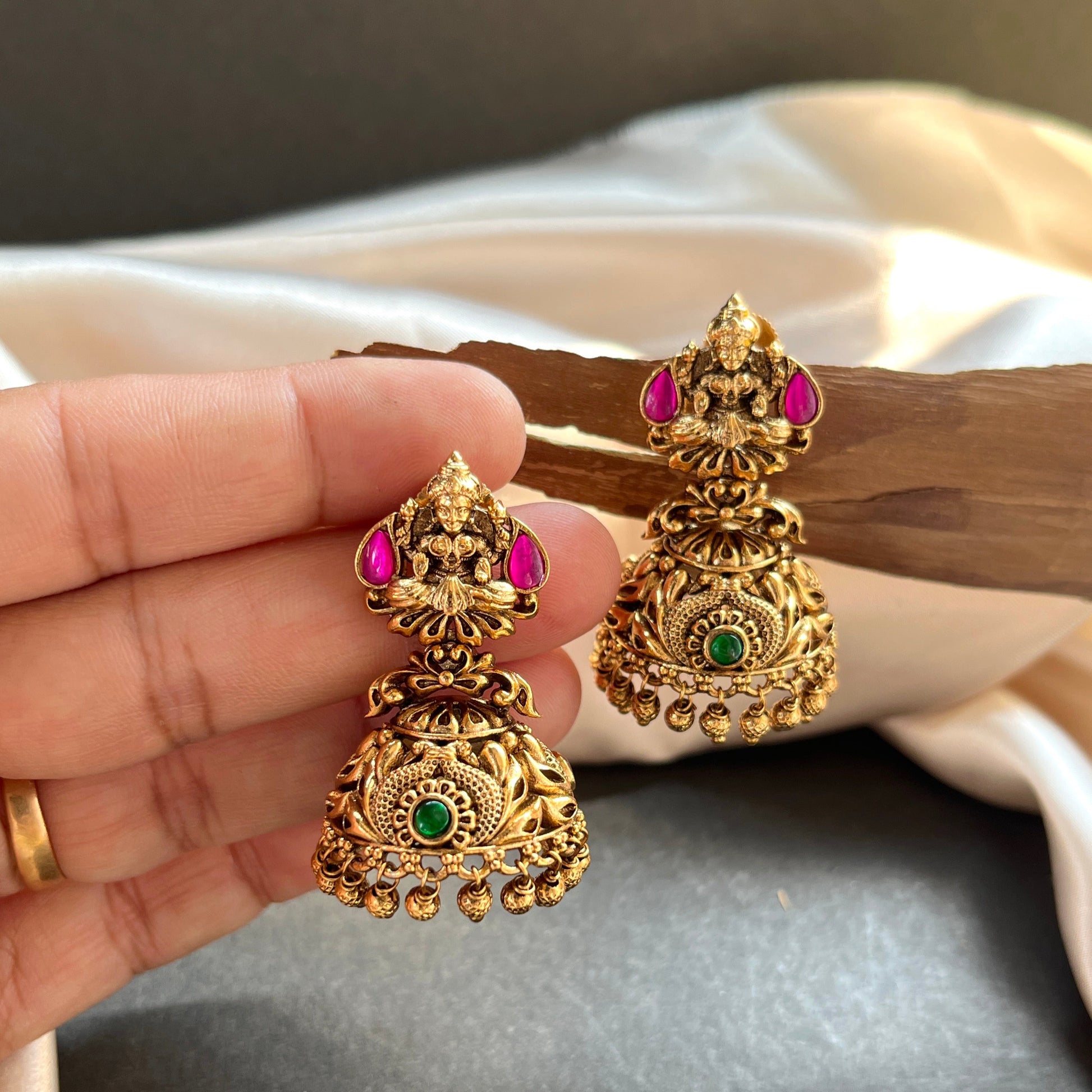 #onegram #bridaljewellery #onegramjewellery #destination #onlineshopping #onegramgold #accessories #jewellery #onegramgoldjewellery #nosepin #indianjewellery #rajwadijewellery #instagood #rajasthanijewellery #maharashtra #traditionaljewellery #instagram #mattjewellery #functionjewellery #maharastrainjewelery #bangles #kolhapurijewellery #partywearjewellery #mangalsutardesigns #insta #southjewellery #india #weddingjewellery #earrings #telangana