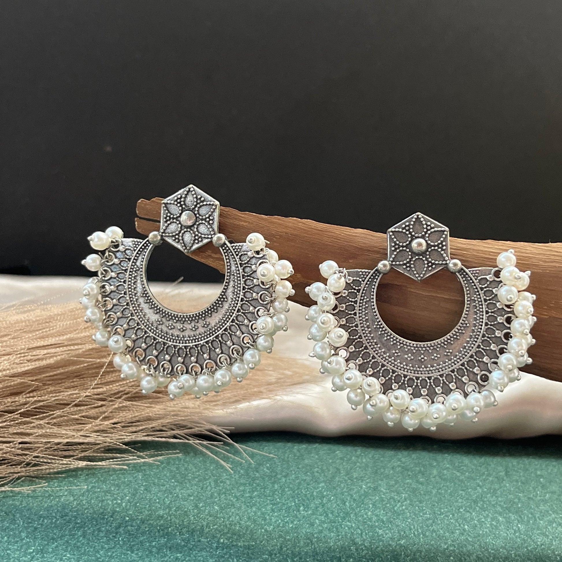 Royal feels, minimal style 👑✨ These stud chandbalis with pearl drops are your festive must-haves—elegant, lightweight, and effortlessly graceful with every look.