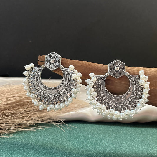 Royal feels, minimal style 👑✨ These stud chandbalis with pearl drops are your festive must-haves—elegant, lightweight, and effortlessly graceful with every look.