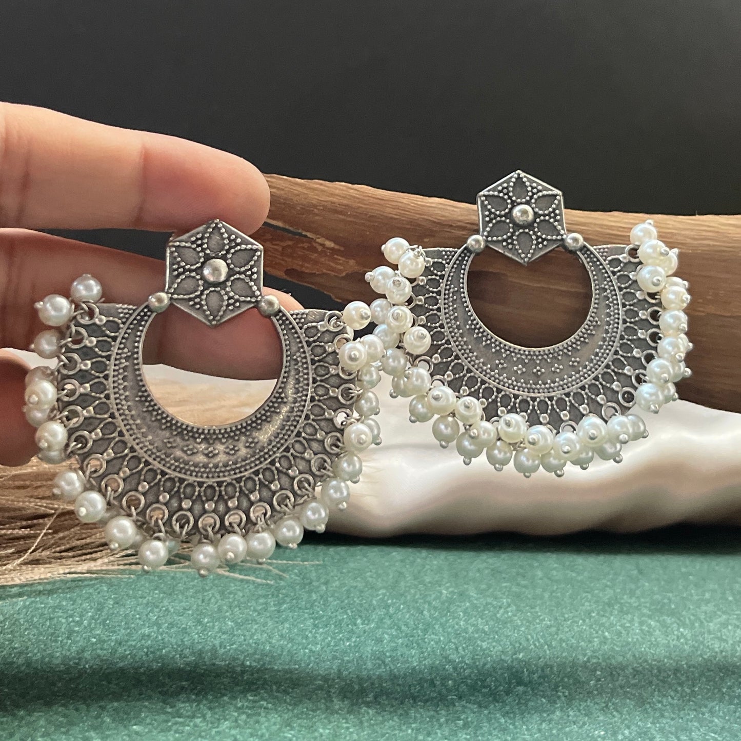 Royal feels, minimal style 👑✨ These stud chandbalis with pearl drops are your festive must-haves—elegant, lightweight, and effortlessly graceful with every look.