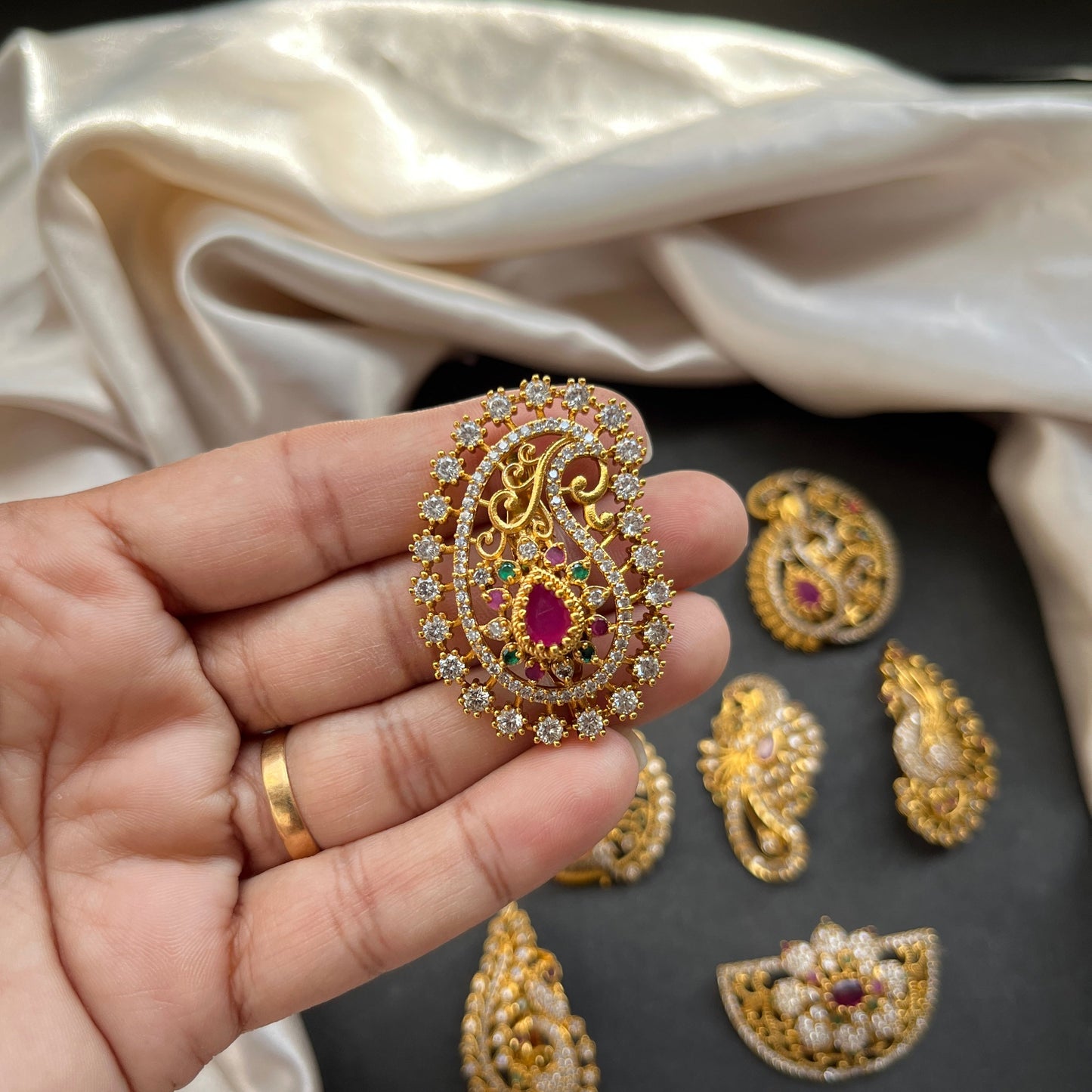 south indian jewelry imitation gold jewelry temple jewelry gold look alike necklace bridal jewelry traditional indian jewelry antique finish jewelry
matt gold necklace kemp stone jewelry bharatanatyam jewelry ethnic wear accessories festive jewelry handcrafted gold look jewelry indian wedding jewelry desi bride look
