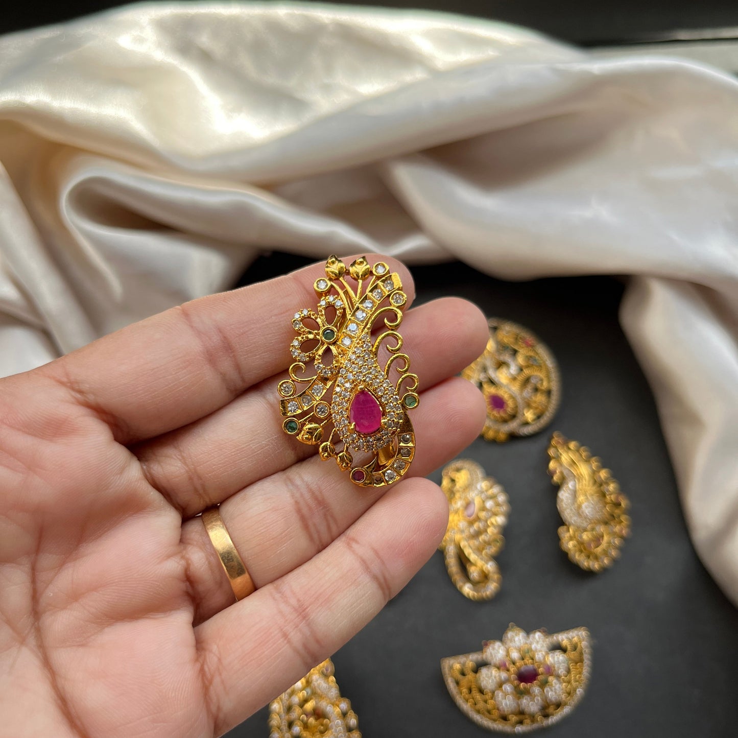 south indian jewelry imitation gold jewelry temple jewelry gold look alike necklace bridal jewelry traditional indian jewelry antique finish jewelry
matt gold necklace kemp stone jewelry bharatanatyam jewelry ethnic wear accessories festive jewelry handcrafted gold look jewelry indian wedding jewelry desi bride look