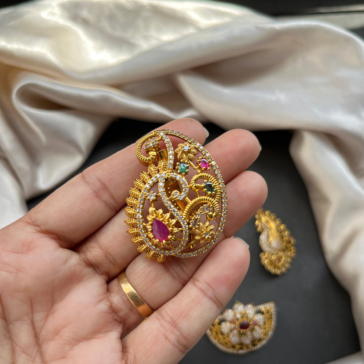 south indian jewelry imitation gold jewelry temple jewelry gold look alike necklace bridal jewelry traditional indian jewelry antique finish jewelry
matt gold necklace kemp stone jewelry bharatanatyam jewelry ethnic wear accessories festive jewelry handcrafted gold look jewelry indian wedding jewelry desi bride look