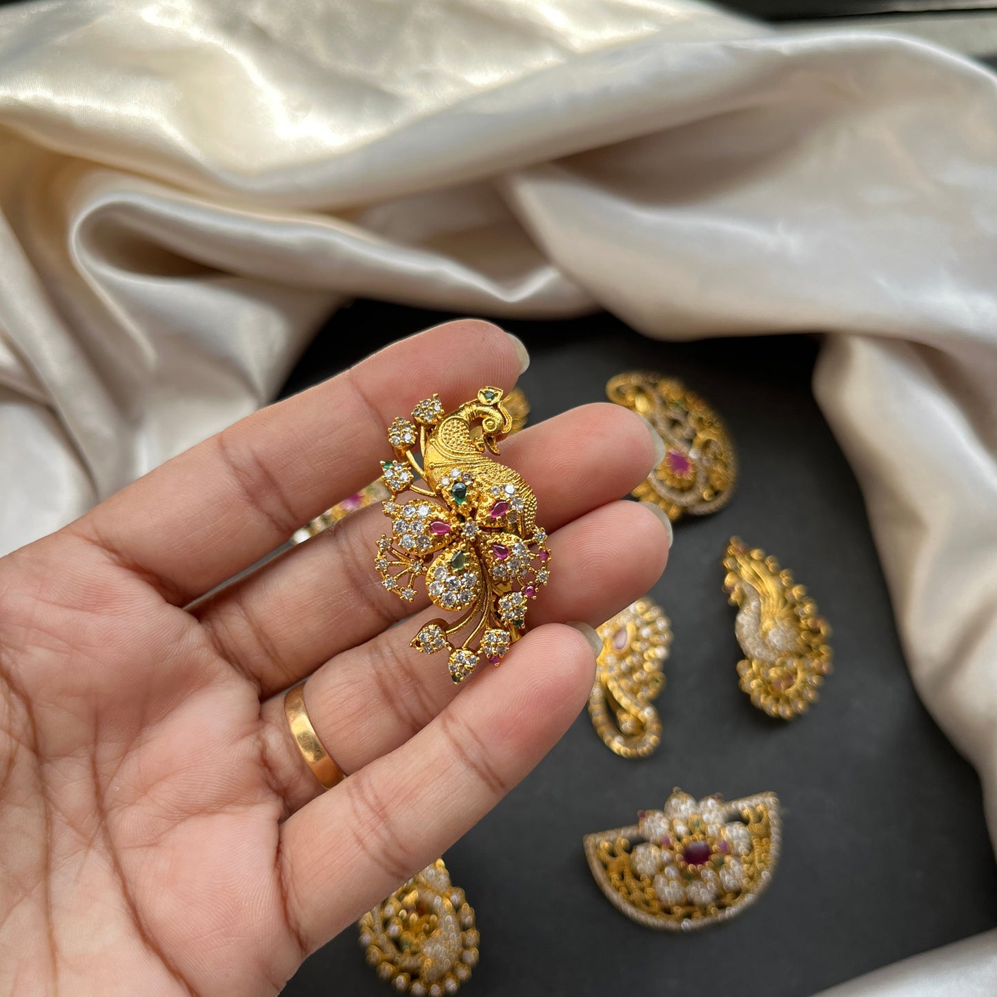 south indian jewelry imitation gold jewelry temple jewelry gold look alike necklace bridal jewelry traditional indian jewelry antique finish jewelry
matt gold necklace kemp stone jewelry bharatanatyam jewelry ethnic wear accessories festive jewelry handcrafted gold look jewelry indian wedding jewelry desi bride look