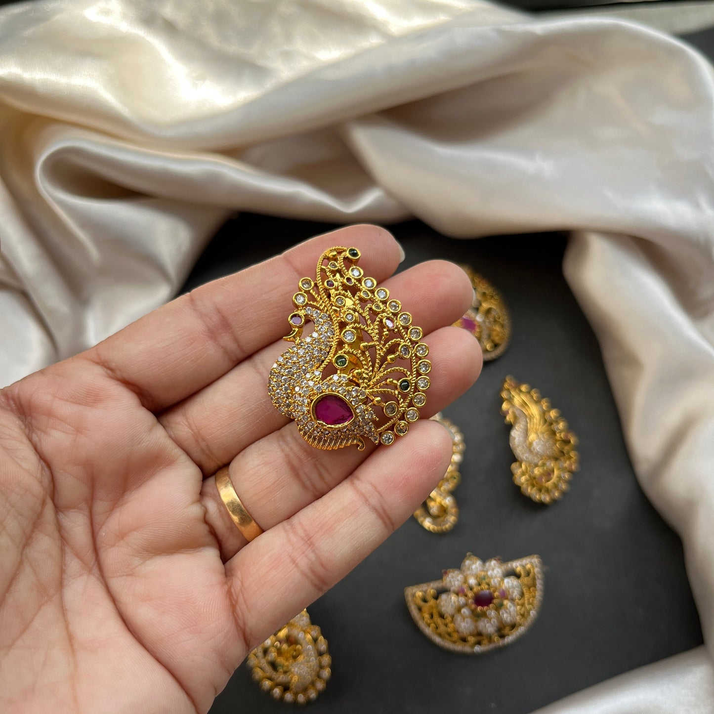 south indian jewelry imitation gold jewelry temple jewelry gold look alike necklace bridal jewelry traditional indian jewelry antique finish jewelry
matt gold necklace kemp stone jewelry bharatanatyam jewelry ethnic wear accessories festive jewelry handcrafted gold look jewelry indian wedding jewelry desi bride look