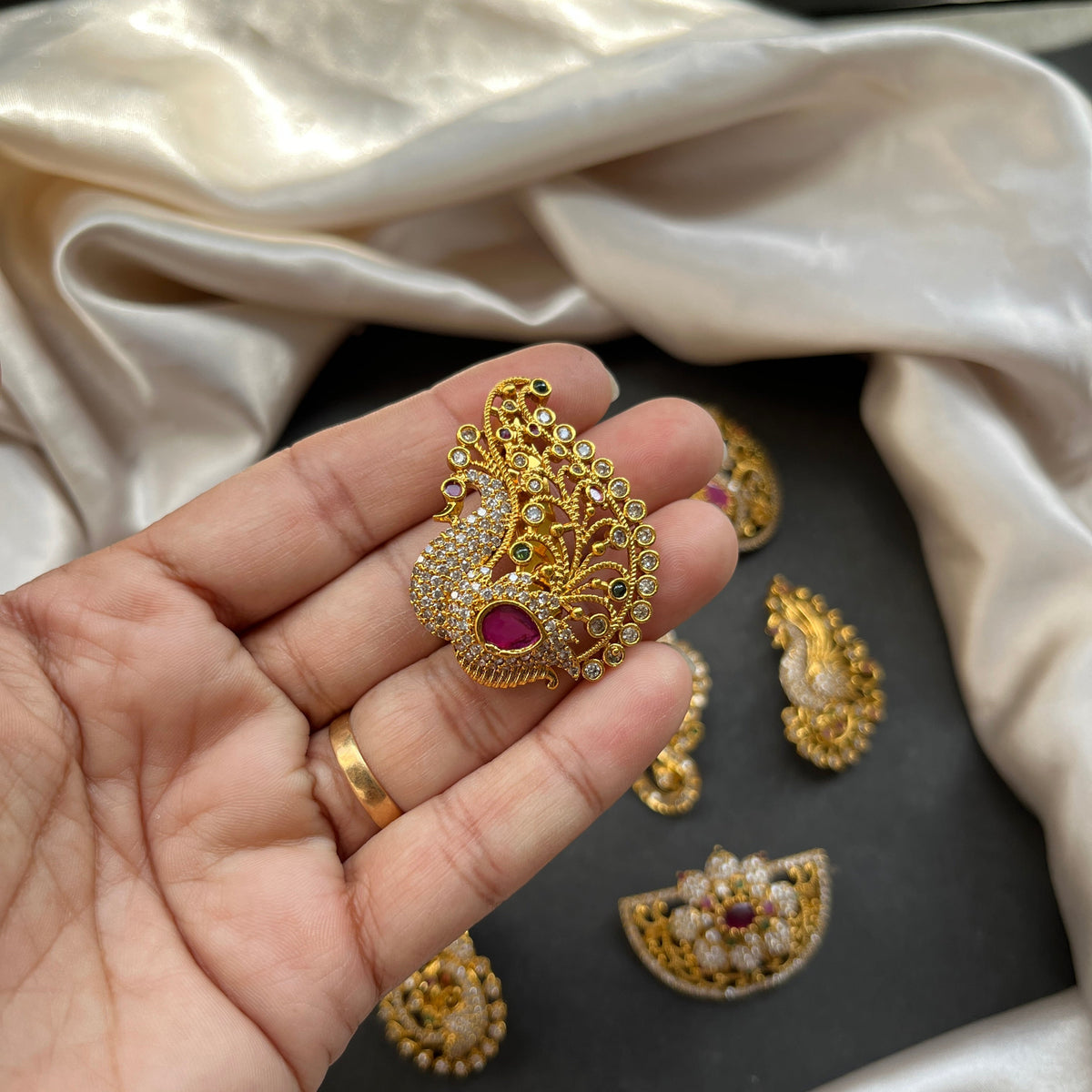 south indian jewelry imitation gold jewelry temple jewelry gold look alike necklace bridal jewelry traditional indian jewelry antique finish jewelry
matt gold necklace kemp stone jewelry bharatanatyam jewelry ethnic wear accessories festive jewelry handcrafted gold look jewelry indian wedding jewelry desi bride look