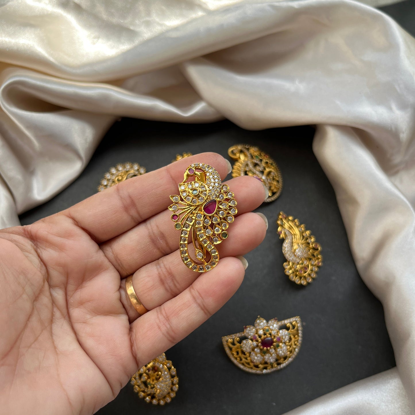 south indian jewelry imitation gold jewelry temple jewelry gold look alike necklace bridal jewelry traditional indian jewelry antique finish jewelry
matt gold necklace kemp stone jewelry bharatanatyam jewelry ethnic wear accessories festive jewelry handcrafted gold look jewelry indian wedding jewelry desi bride look