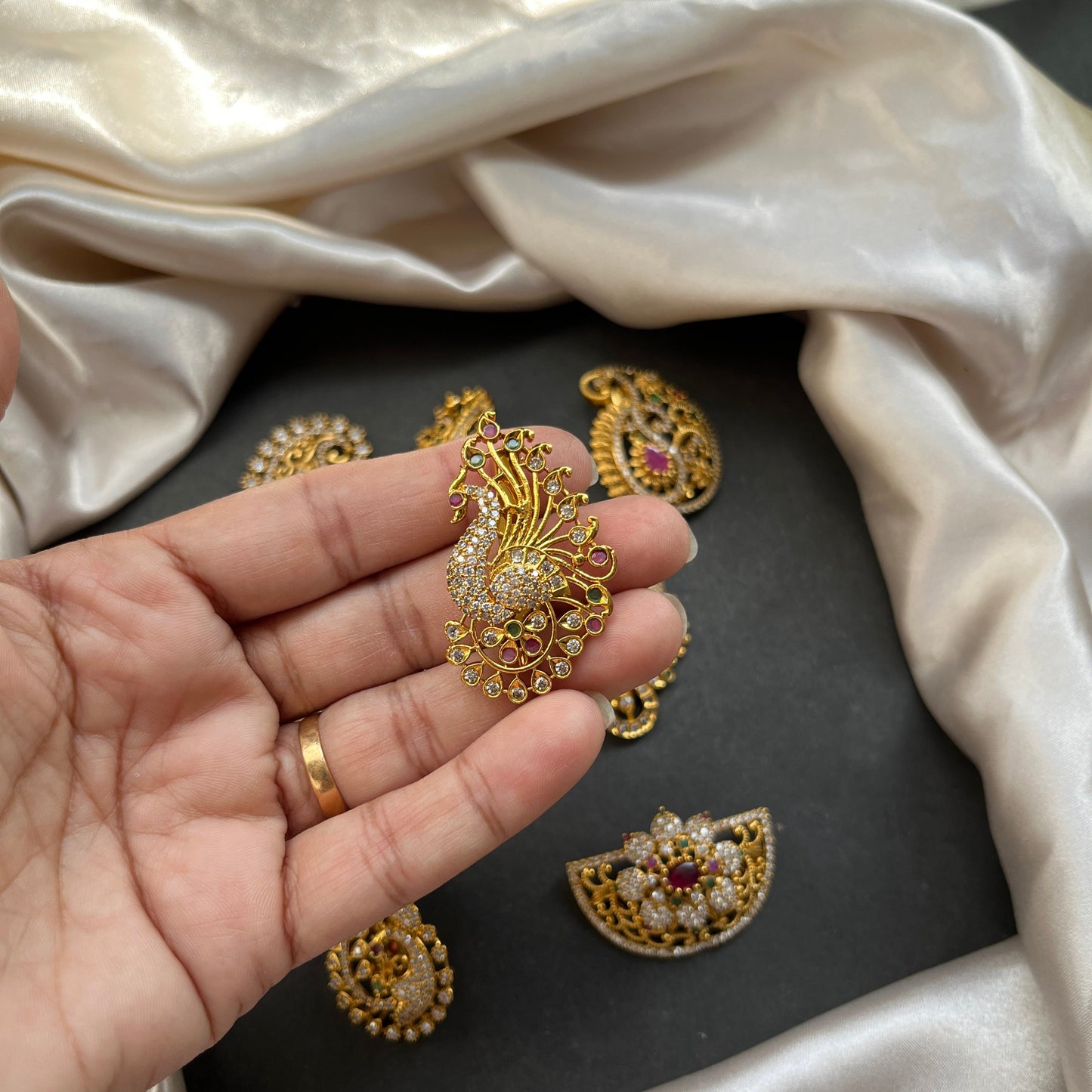 south indian jewelry imitation gold jewelry temple jewelry gold look alike necklace bridal jewelry traditional indian jewelry antique finish jewelry
matt gold necklace kemp stone jewelry bharatanatyam jewelry ethnic wear accessories festive jewelry handcrafted gold look jewelry indian wedding jewelry desi bride look