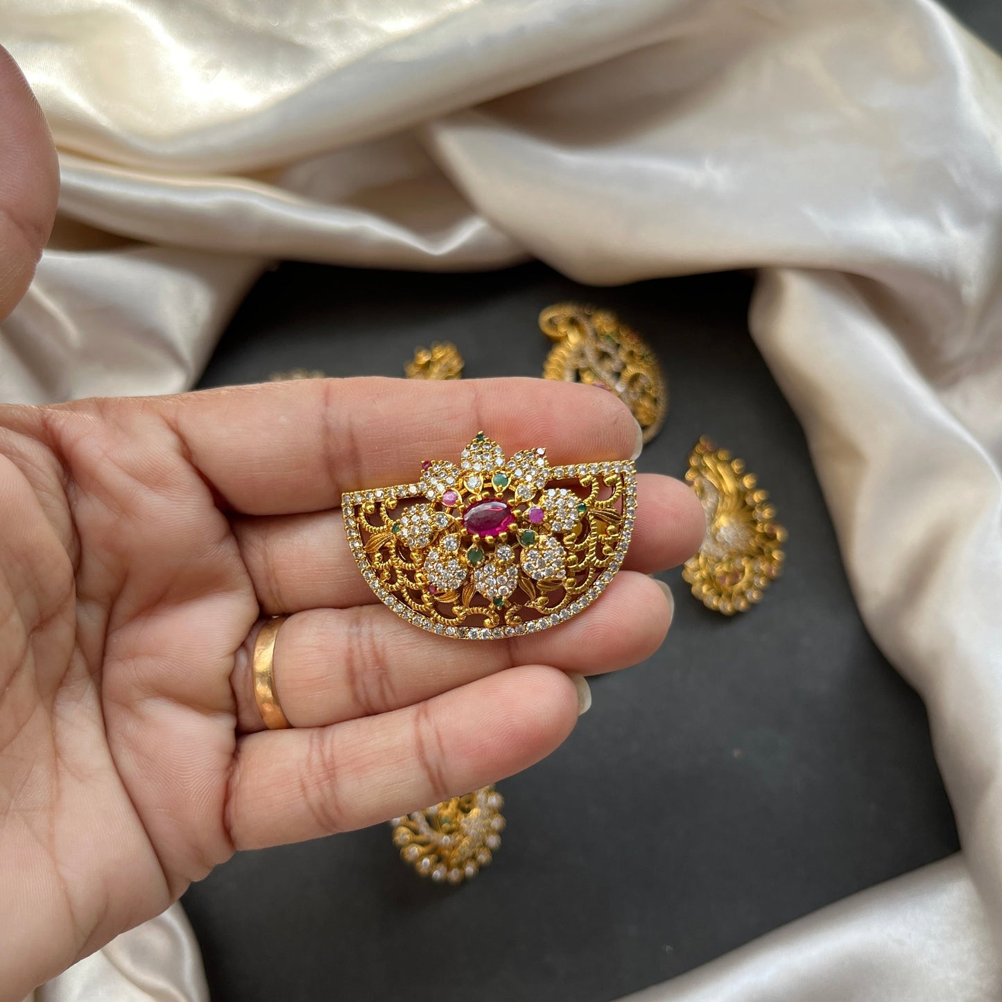 south indian jewelry imitation gold jewelry temple jewelry gold look alike necklace bridal jewelry traditional indian jewelry antique finish jewelry
matt gold necklace kemp stone jewelry bharatanatyam jewelry ethnic wear accessories festive jewelry handcrafted gold look jewelry indian wedding jewelry desi bride look