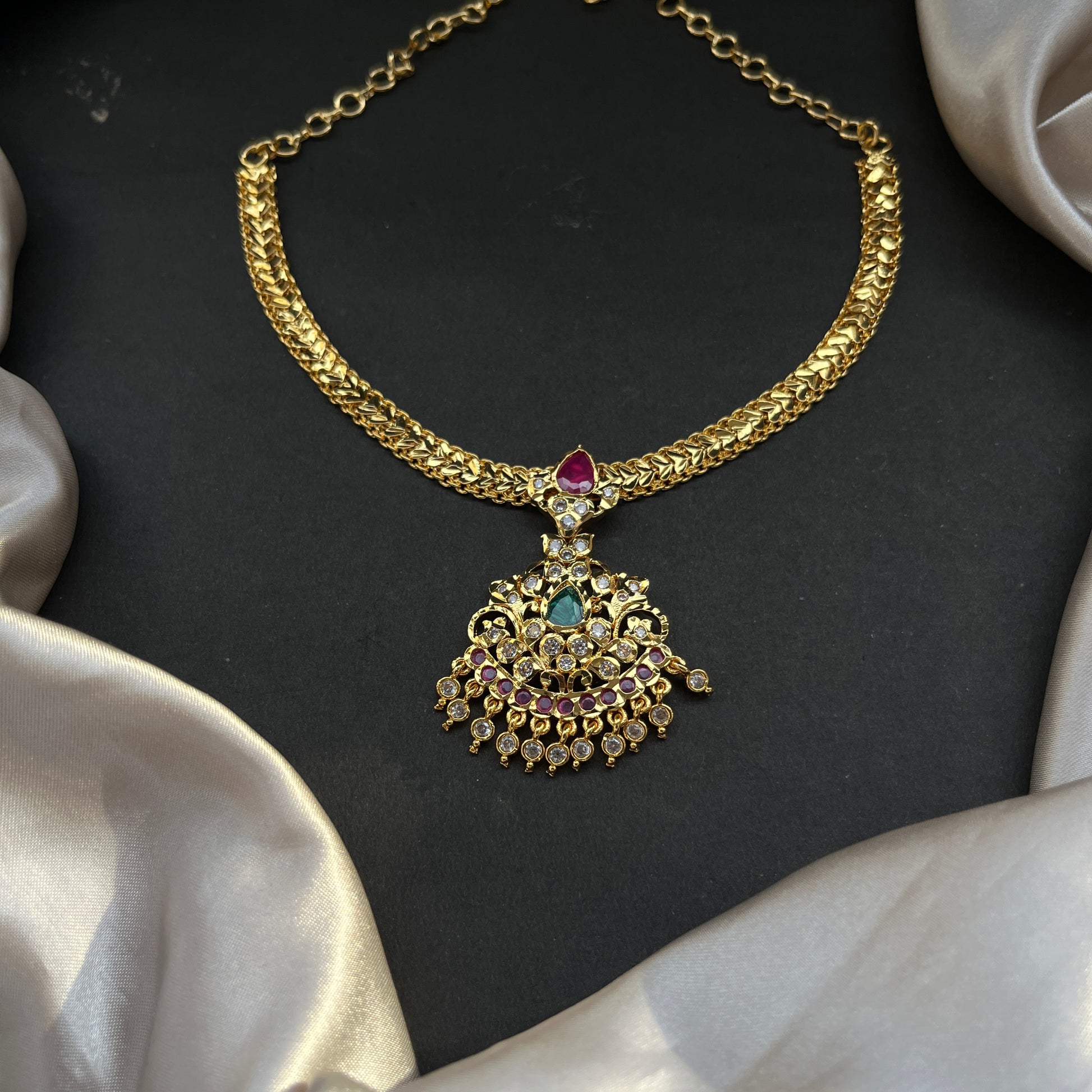 Gold look alike necklace set with matching earrings – traditional bridal imitation jewelry,Traditional gold tone necklace set – imitation kundan jewelry for festive and bridal wear
