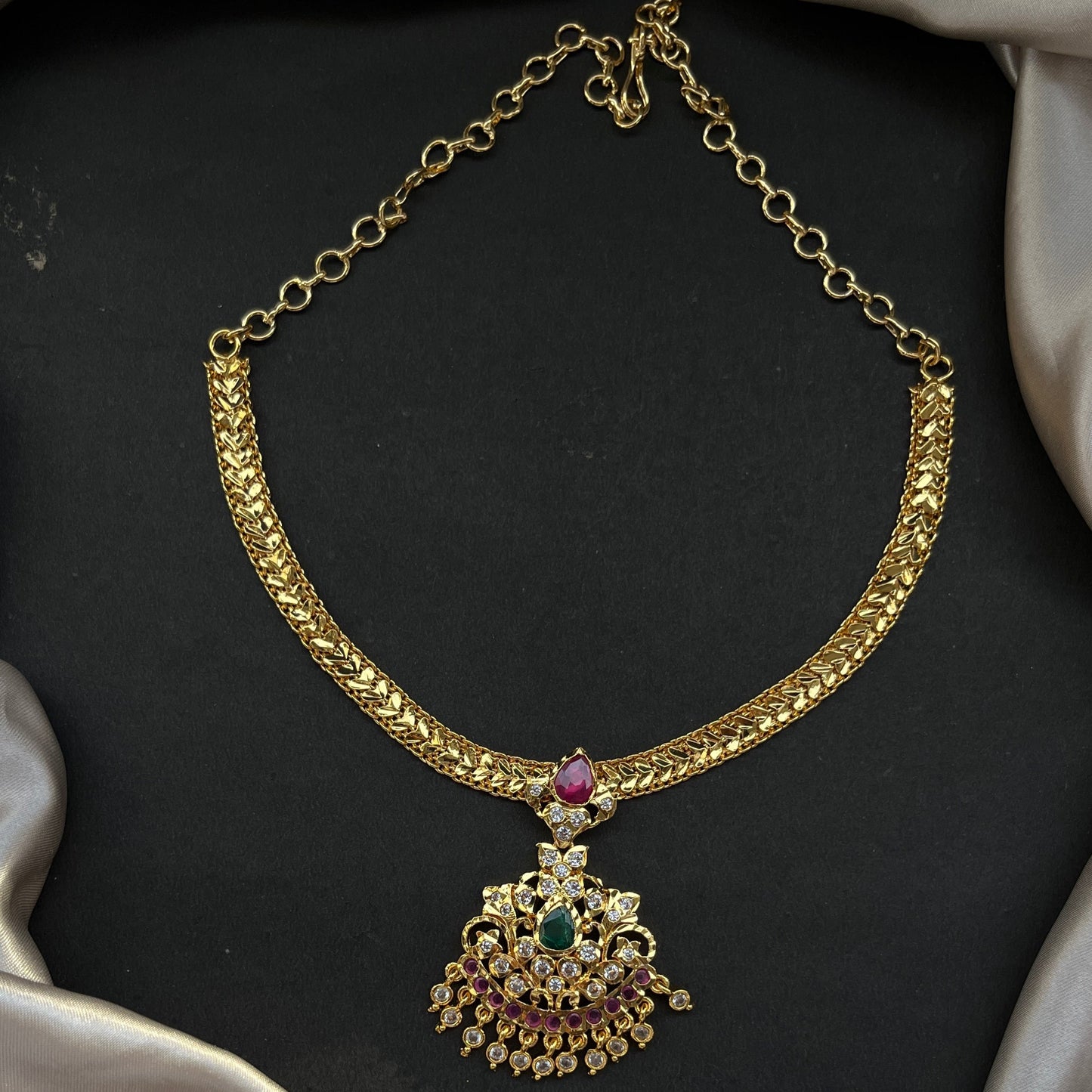 Gold look alike necklace set with matching earrings – traditional bridal imitation jewelry,Traditional gold tone necklace set – imitation kundan jewelry for festive and bridal wear
