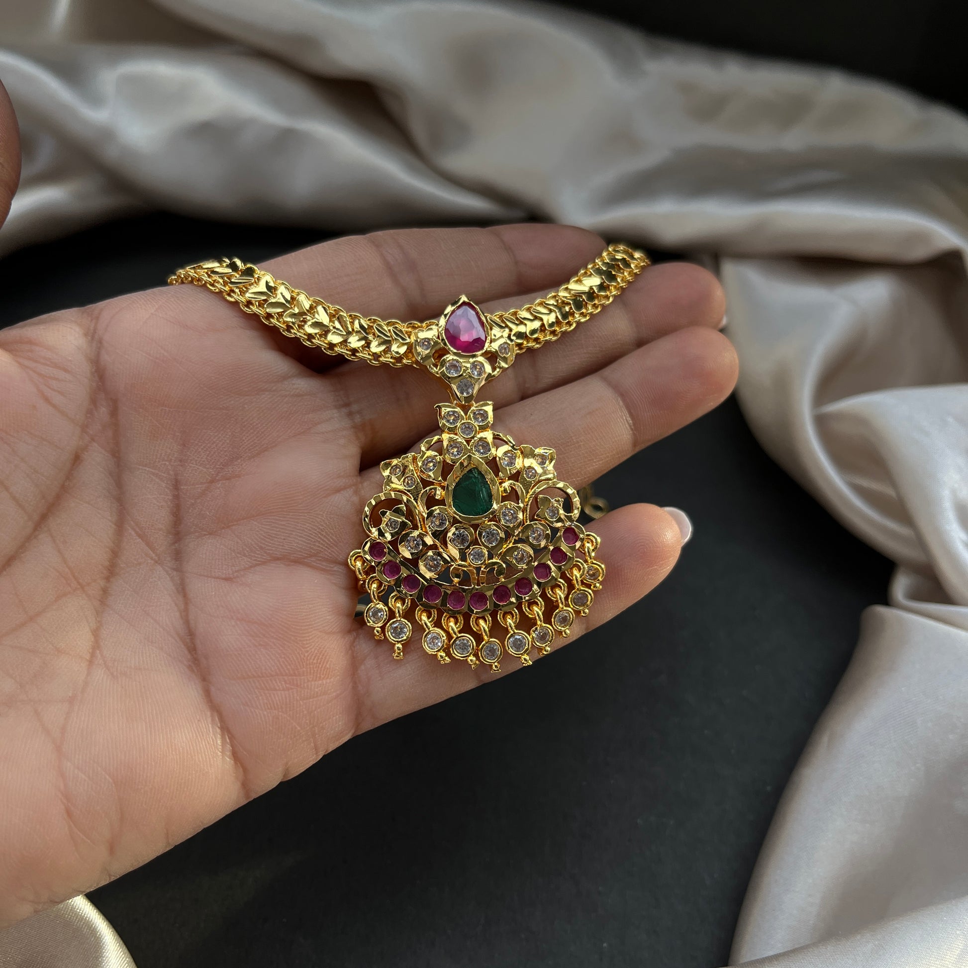 Gold look alike necklace set with matching earrings – traditional bridal imitation jewelry,Traditional gold tone necklace set – imitation kundan jewelry for festive and bridal wear
