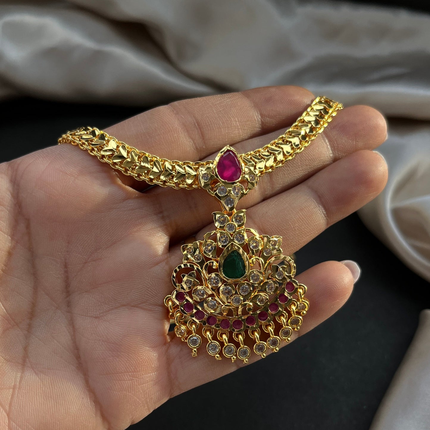 Gold look alike necklace set with matching earrings – traditional bridal imitation jewelry,Traditional gold tone necklace set – imitation kundan jewelry for festive and bridal wear
