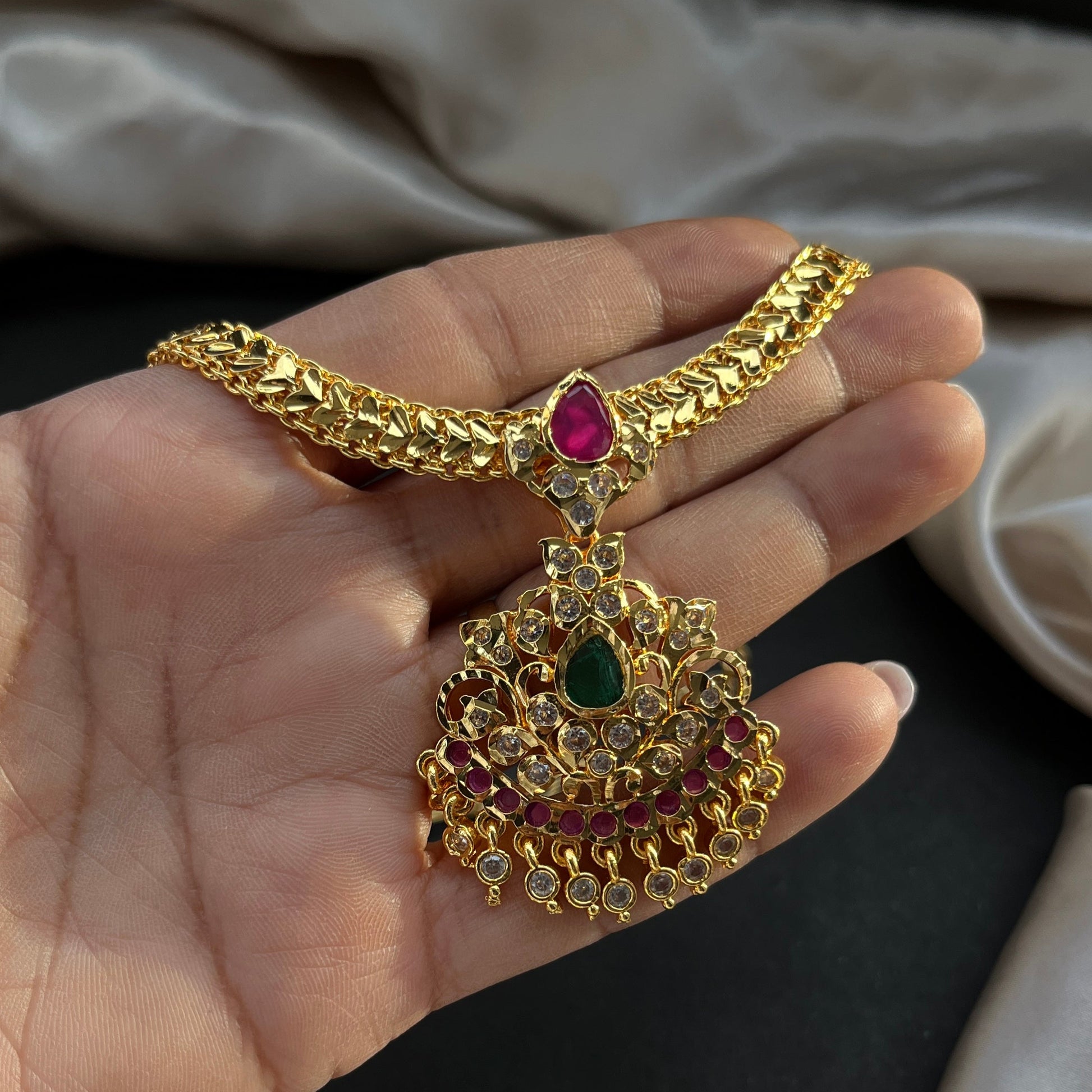 Gold look alike necklace set with matching earrings – traditional bridal imitation jewelry,Traditional gold tone necklace set – imitation kundan jewelry for festive and bridal wear
