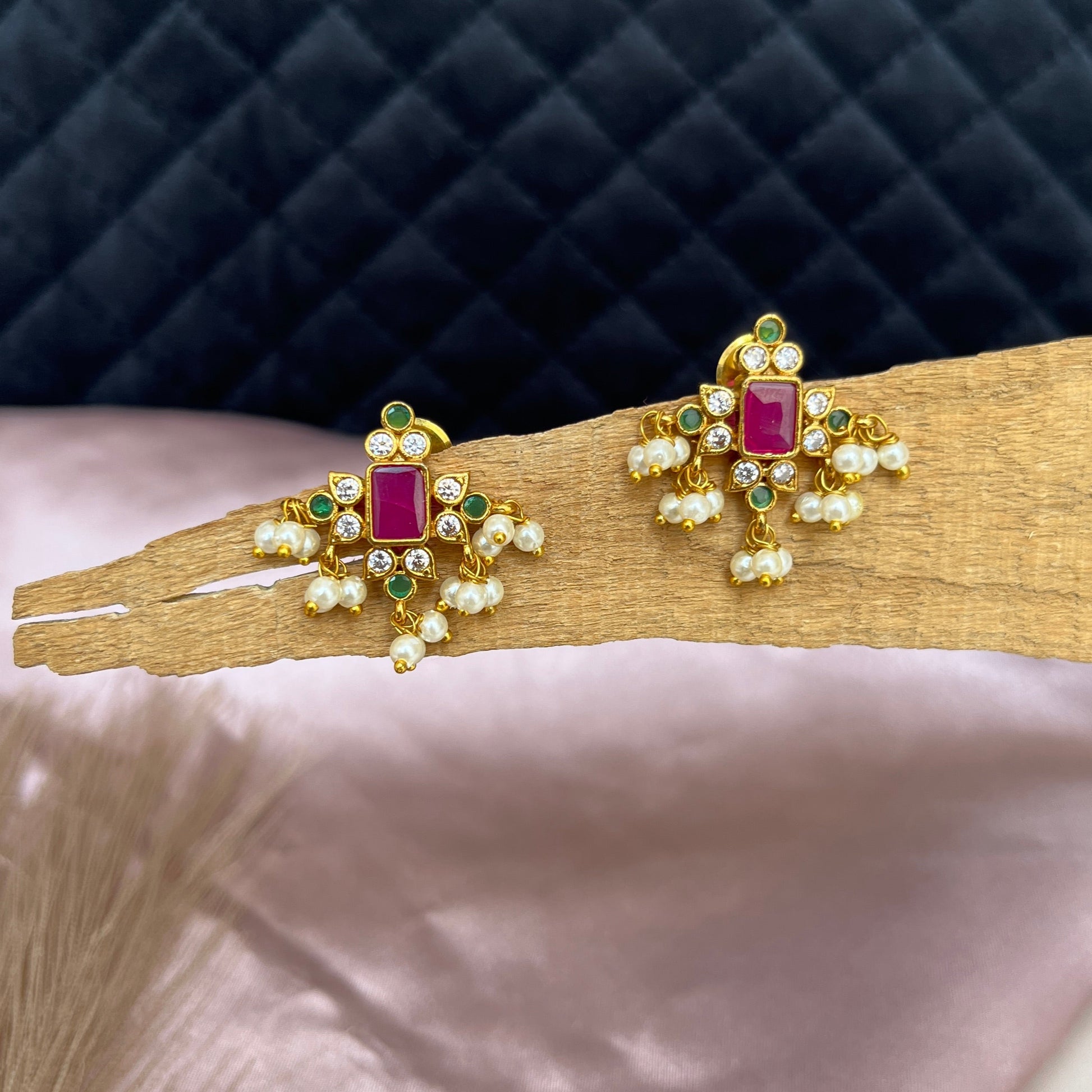  #onegram #bridaljewellery #onegramjewellery #destination #onlineshopping #onegramgold #accessories #jewellery #onegramgoldjewellery #nosepin #indianjewellery #rajwadijewellery #instagood #rajasthanijewellery #maharashtra #traditionaljewellery #instagram 