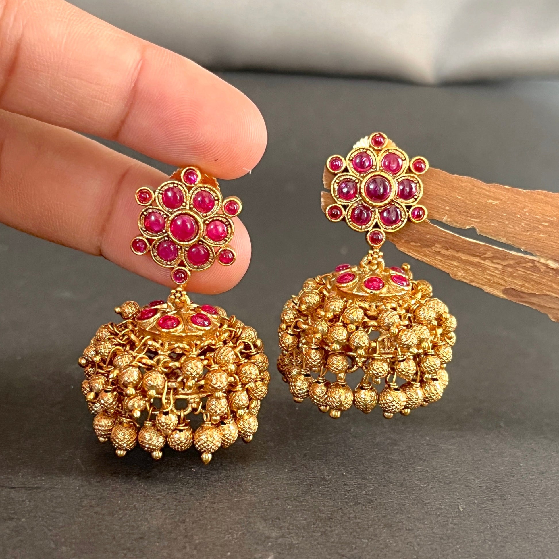  #onegram #bridaljewellery #onegramjewellery #destination #onlineshopping #onegramgold #accessories #jewellery #onegramgoldjewellery #nosepin #indianjewellery #rajwadijewellery #instagood #rajasthanijewellery #maharashtra #traditionaljewellery #instagram #mattjewellery #functionjewellery #maharastrainjewelery #bangles #kolhapurijewellery #partywearjewellery #mangalsutardesigns #insta #southjewellery #india #weddingjewellery #earrings #telangana