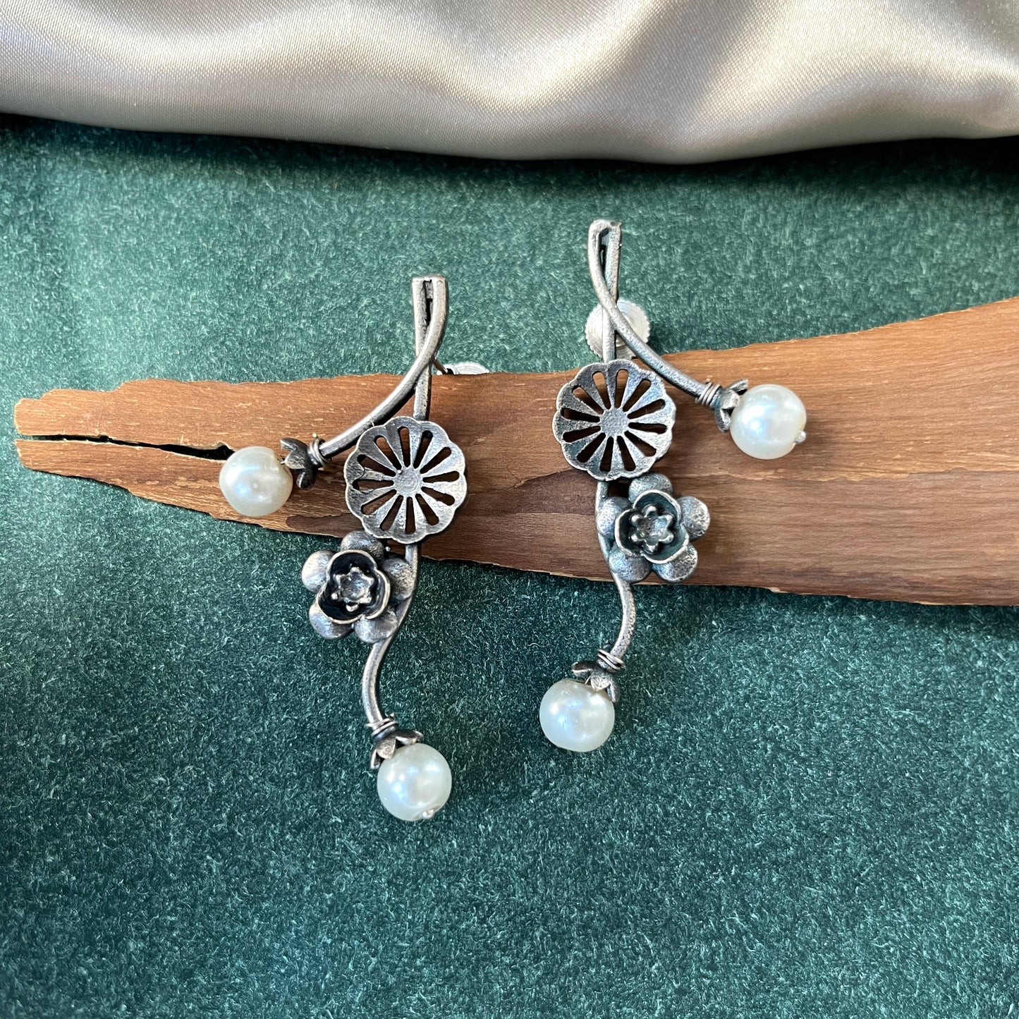 German silver look necklace set with oxidised polish .Traditional jewelry for everyday and festive use,Silver look alike necklace set with oxidised finish ethnic artificial jewelry for women