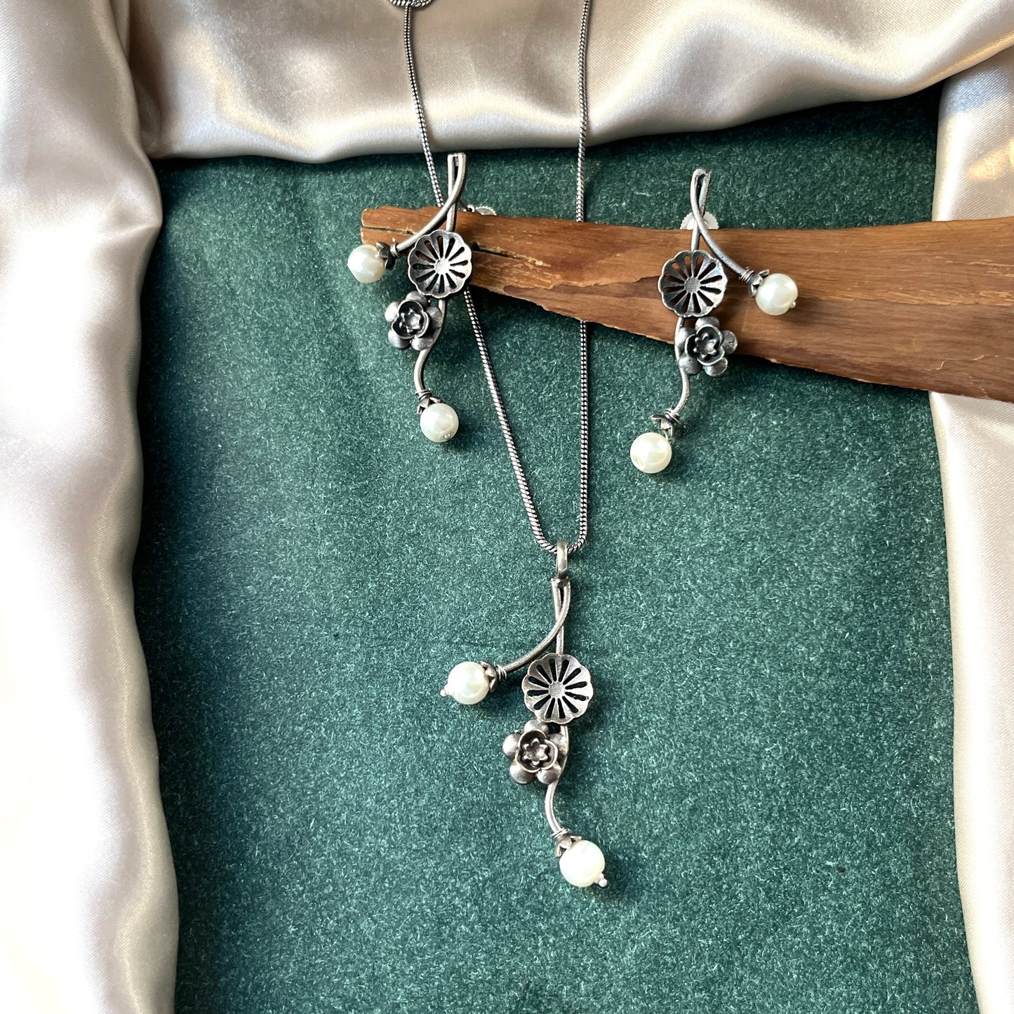 German silver look necklace set with oxidised polish .Traditional jewelry for everyday and festive use,Silver look alike necklace set with oxidised finish ethnic artificial jewelry for women