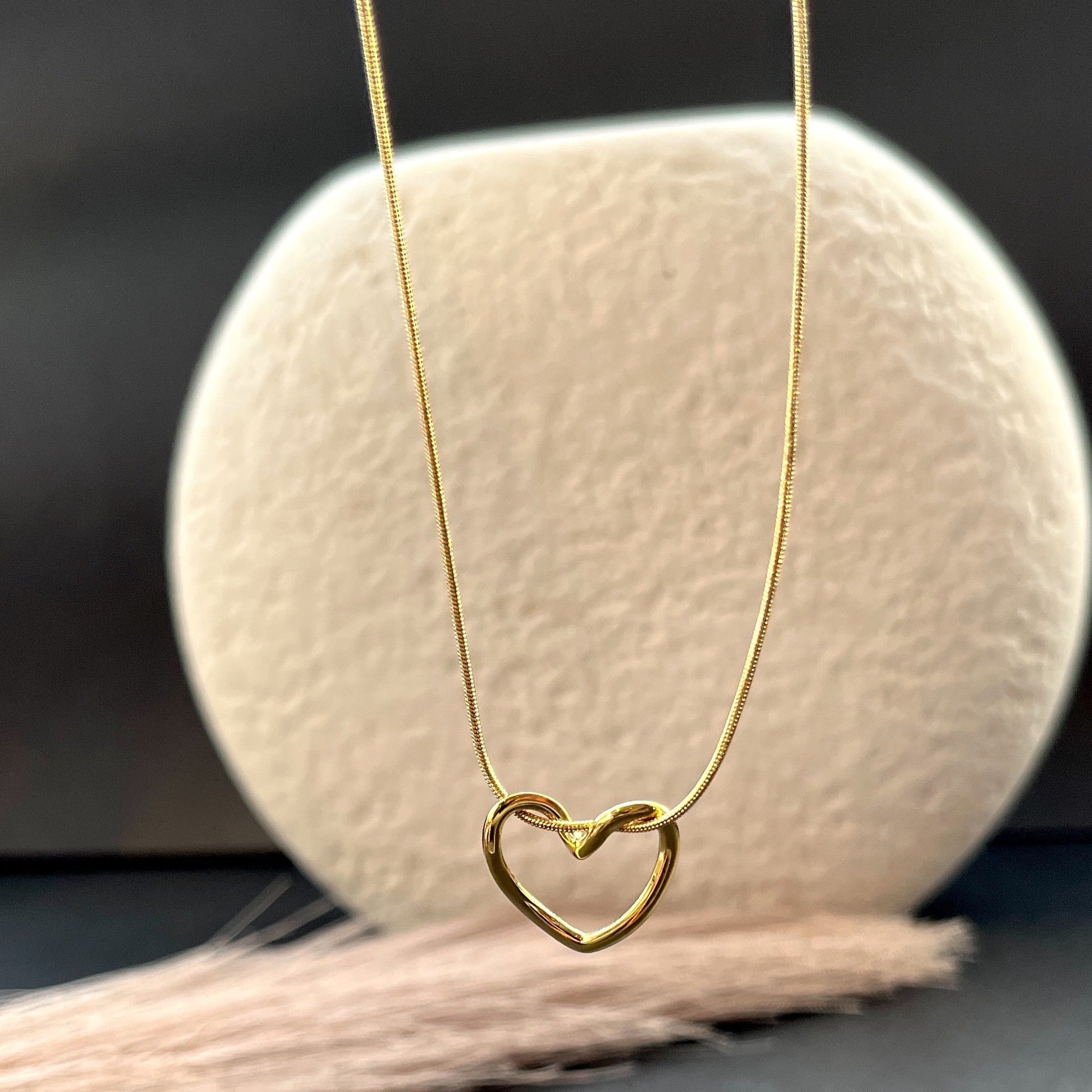 18K gold plated minimalist necklace anti-tarnish daily wear jewelry for women,18K gold plated dainty bracelet ,anti-tarnish finish, perfect for office wear and casual looks