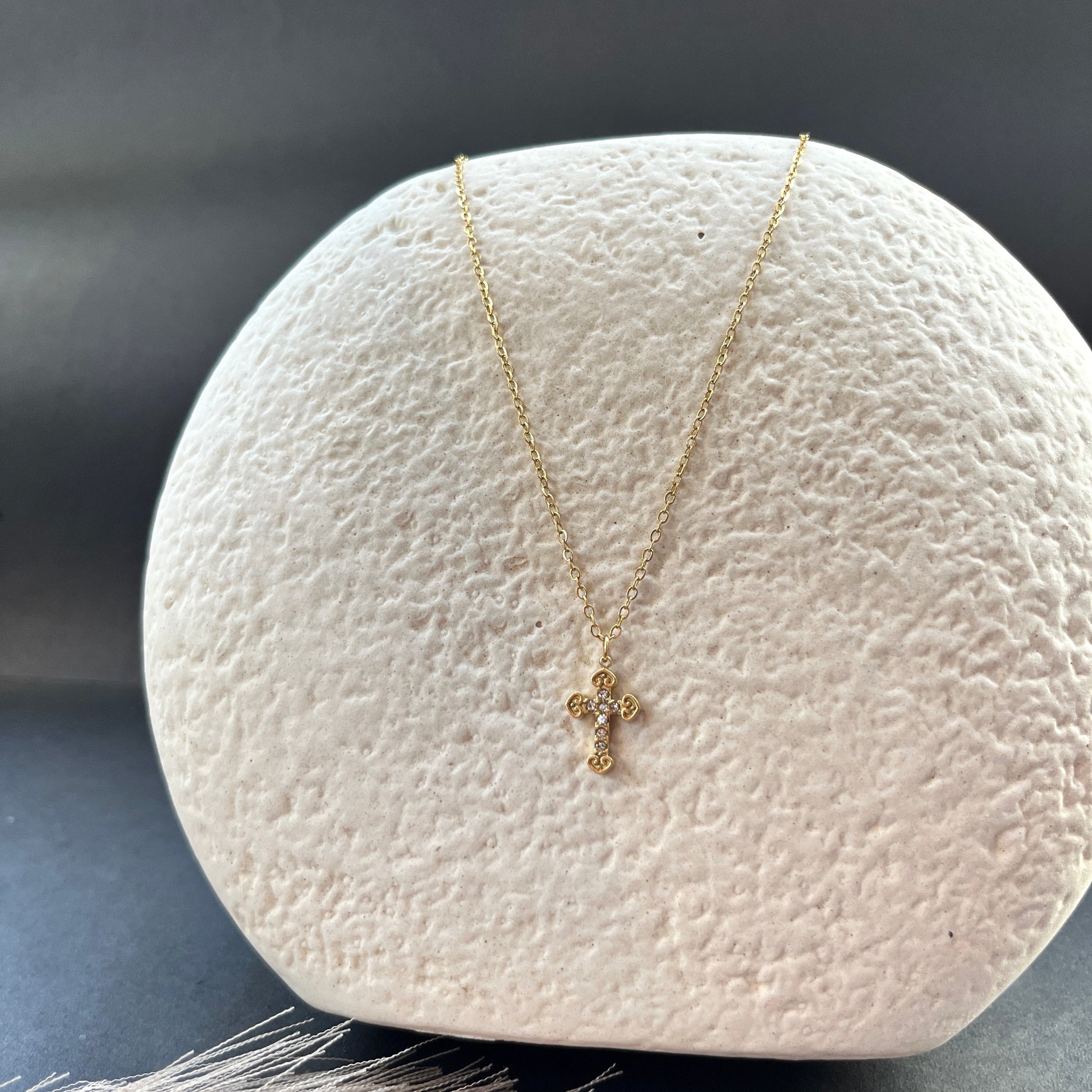 18K gold plated minimalist necklace anti-tarnish daily wear jewelry for women,18K gold plated dainty bracelet ,anti-tarnish finish, perfect for office wear and casual looks