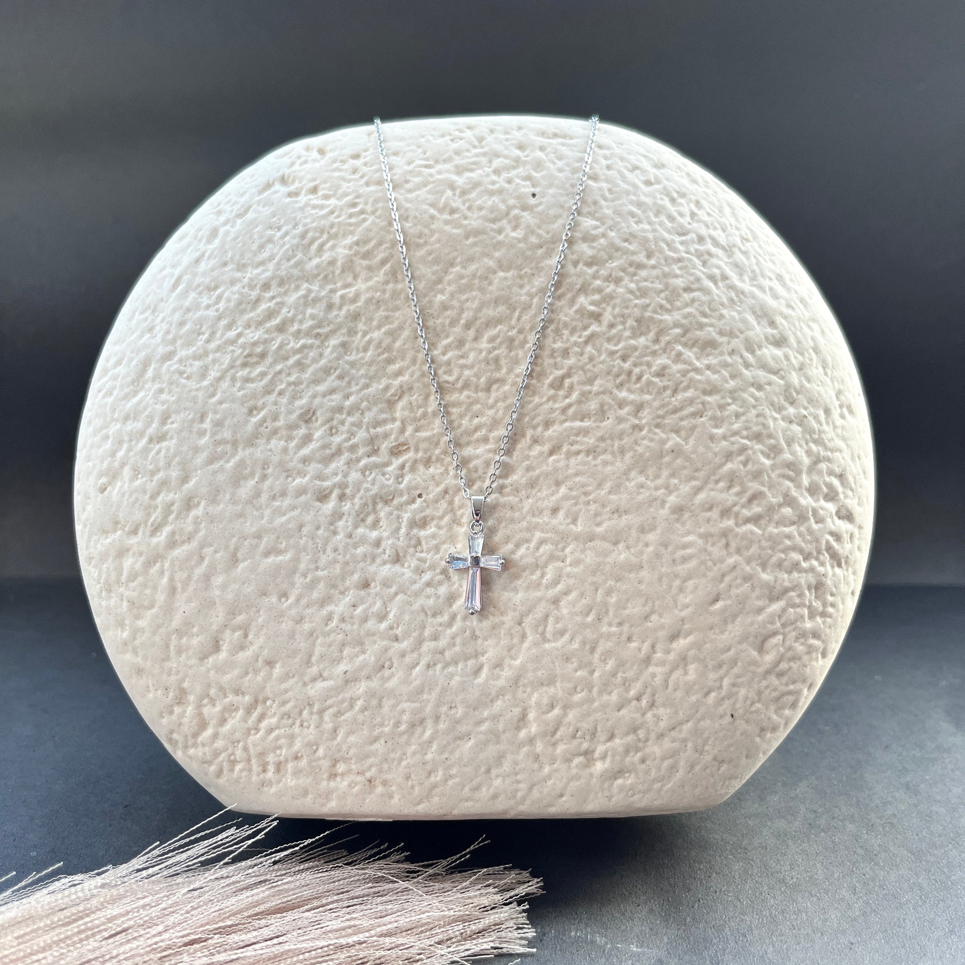 18K gold plated minimalist necklace anti-tarnish daily wear jewelry for women,18K gold plated dainty bracelet ,anti-tarnish finish, perfect for office wear and casual looks