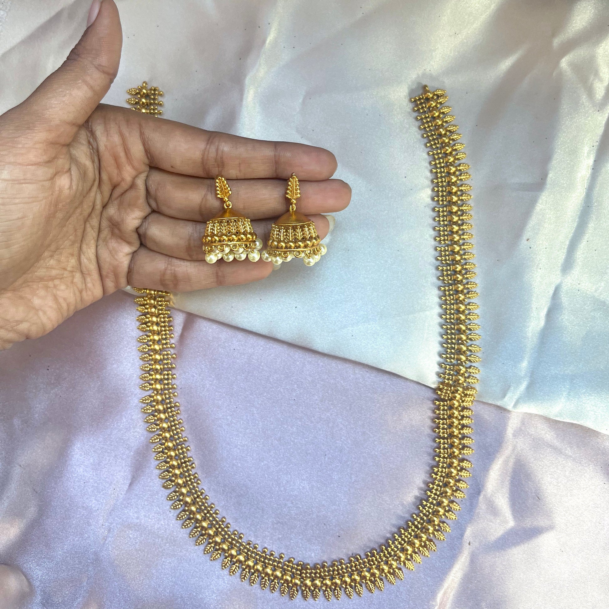  #onegram #bridaljewellery #onegramjewellery #destination #onlineshopping #onegramgold #accessories #jewellery #onegramgoldjewellery #nosepin #indianjewellery #rajwadijewellery #instagood #rajasthanijewellery #maharashtra #traditionaljewellery #instagram #mattjewellery #functionjewellery #maharastrainjewelery #bangles #kolhapurijewellery #partywearjewellery #mangalsutardesigns #insta #southjewellery #india #weddingjewellery #earrings #telangana